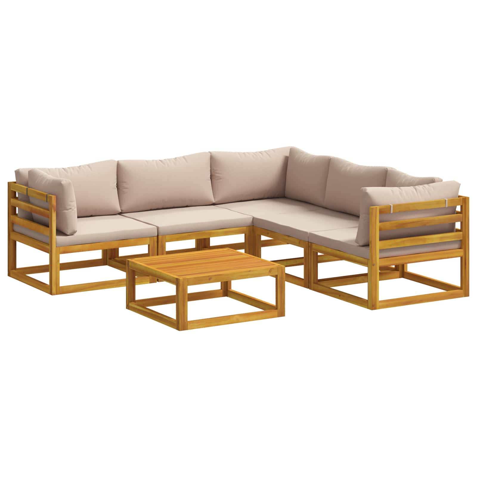 Outdoor L-förmiges Ecksofa mit beigen Kissen, Holzrahmen und passendem quadratischem Couchtisch auf weißem Hintergrund.