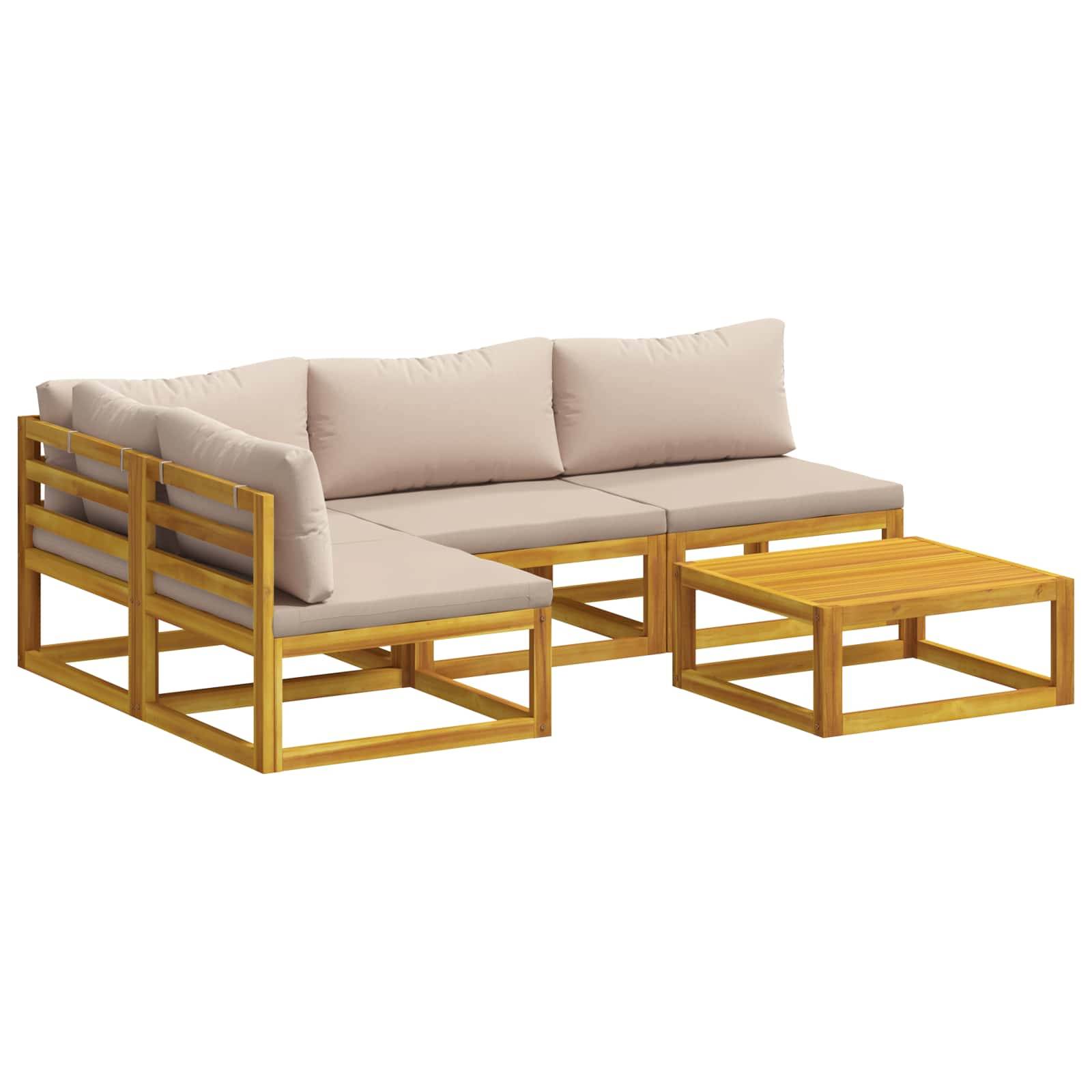 Beige gepolstertes Holz-Außenecksofa mit passendem rechteckigem Couchtisch auf weißem Hintergrund.