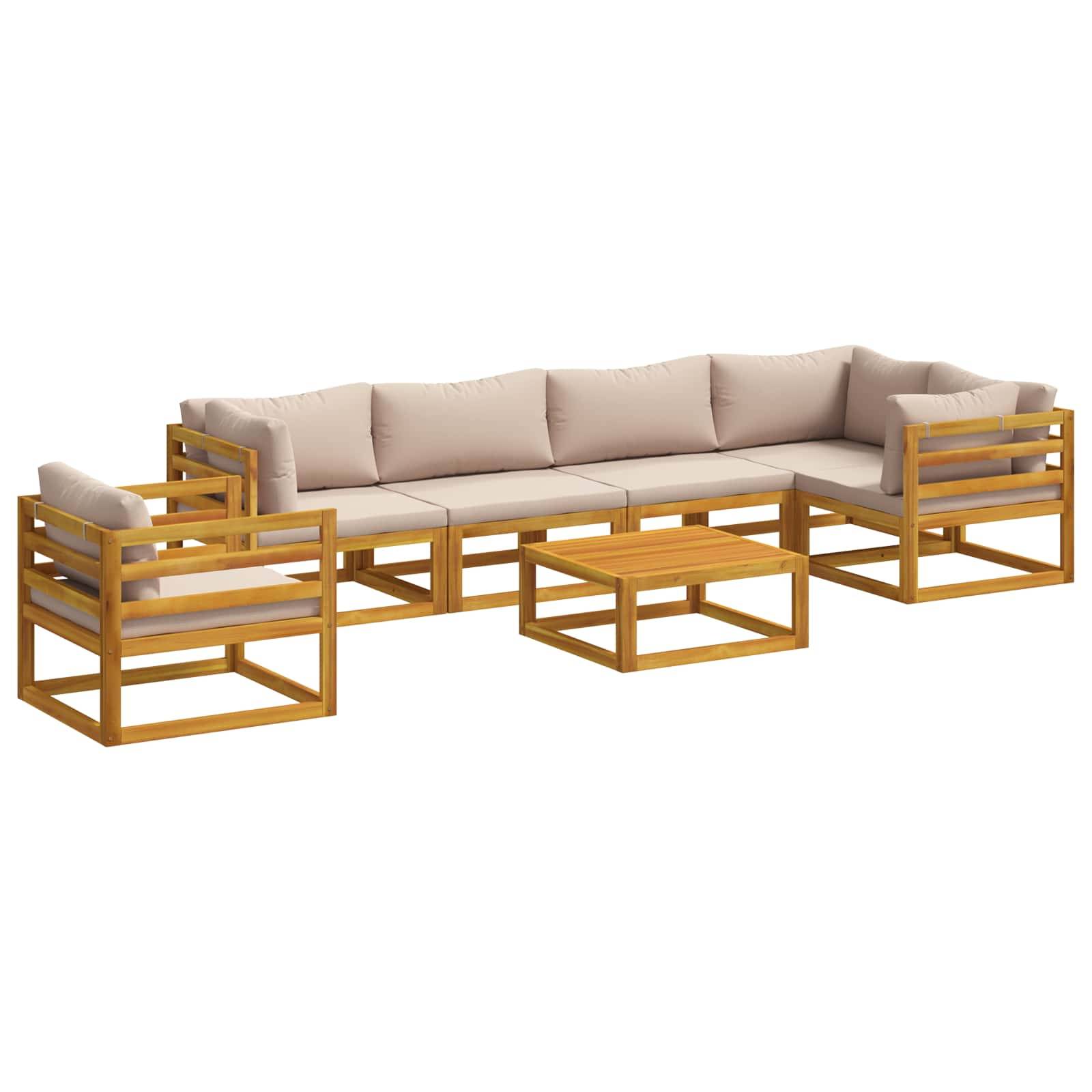 Modulares Gartensofaset mit hellbeigen Kissen und Holzrahmen, bestehend aus zwei Sesseln und einem niedrigen Couchtisch auf weißem Hintergrund.