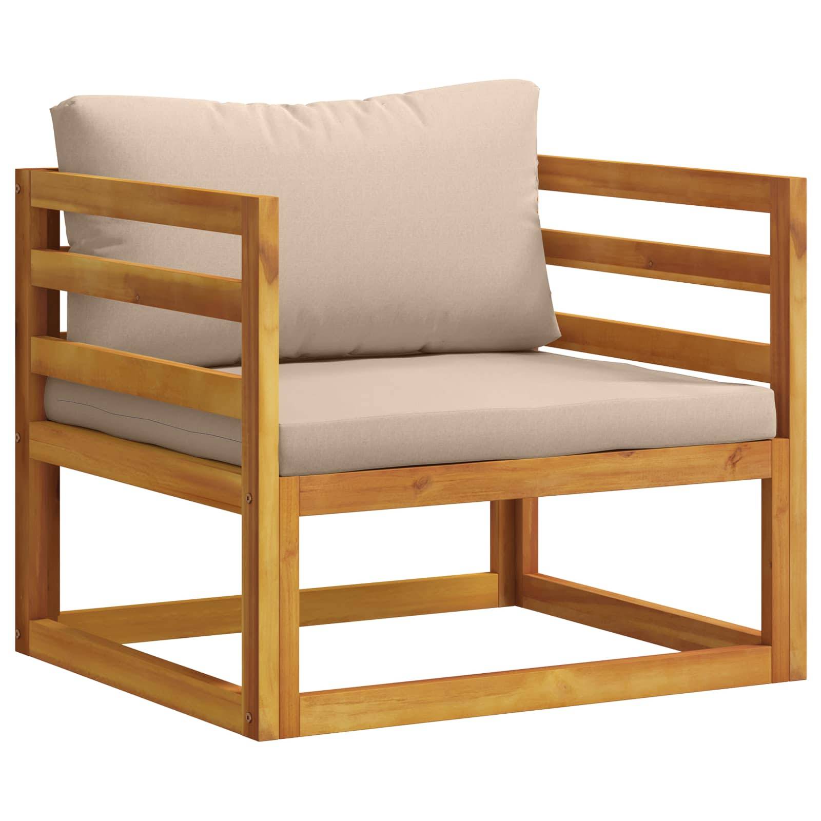 Holzsessel für den Außenbereich mit beigen Sitz- und Rückenlehnen-Kissen auf weißem Hintergrund.