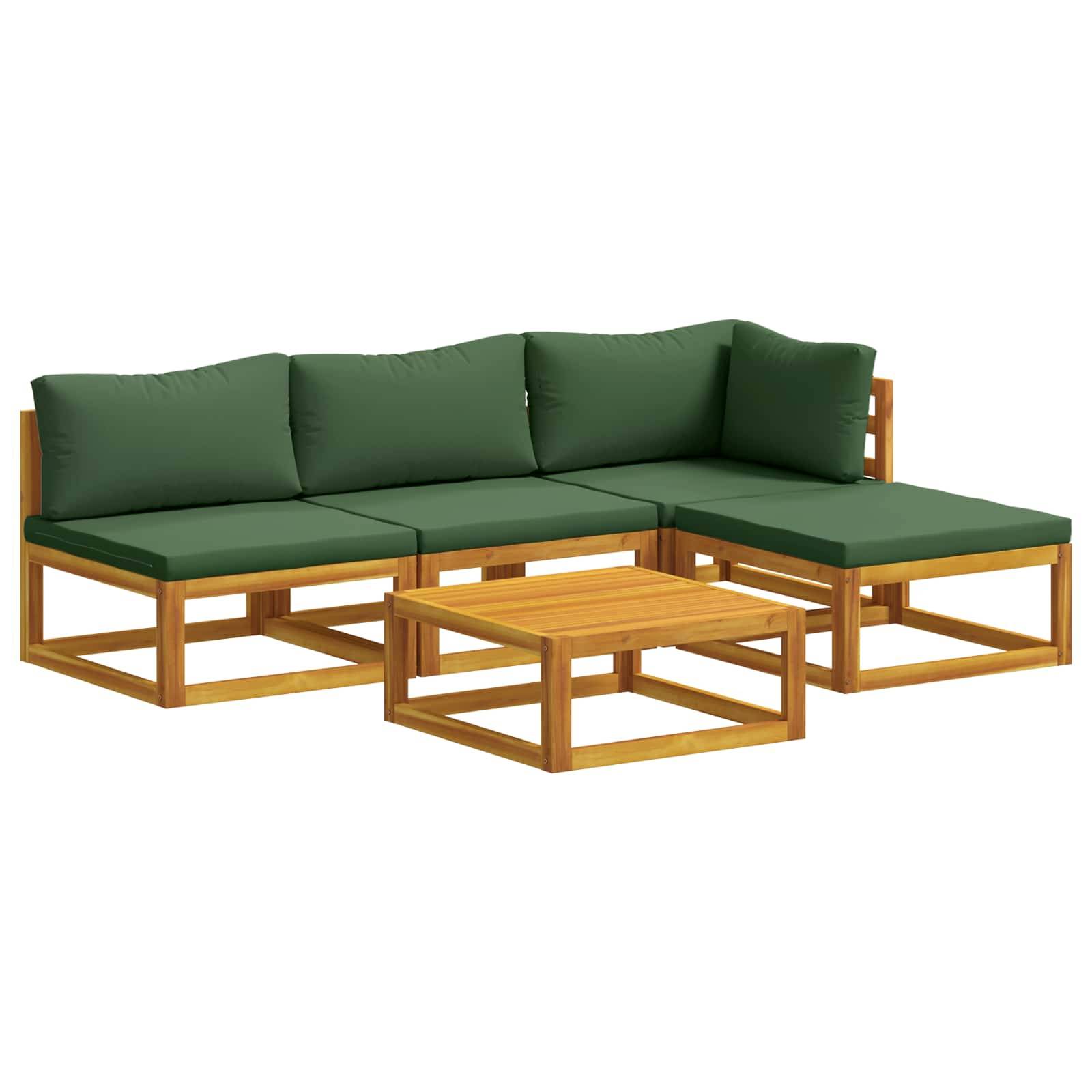 Outdoor-Sitzkombination mit grünen Kissen und Holzrahmen, kombiniert mit einem passenden niedrigen quadratischen Couchtisch auf weißem Hintergrund.