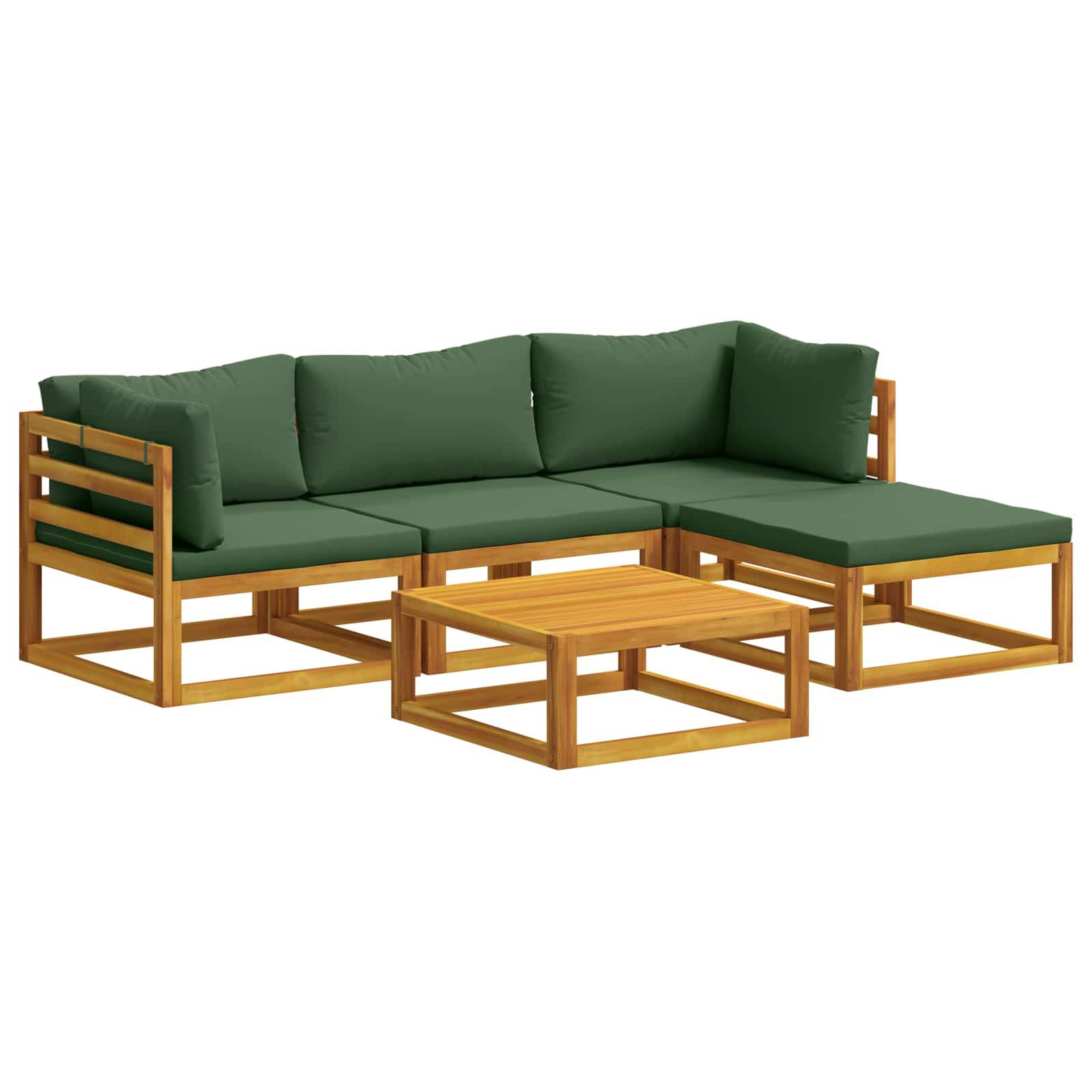 Grüne gepolsterte Holz-Gartensektionalcouch mit passendem niedrigem Couchtisch auf weißem Hintergrund.