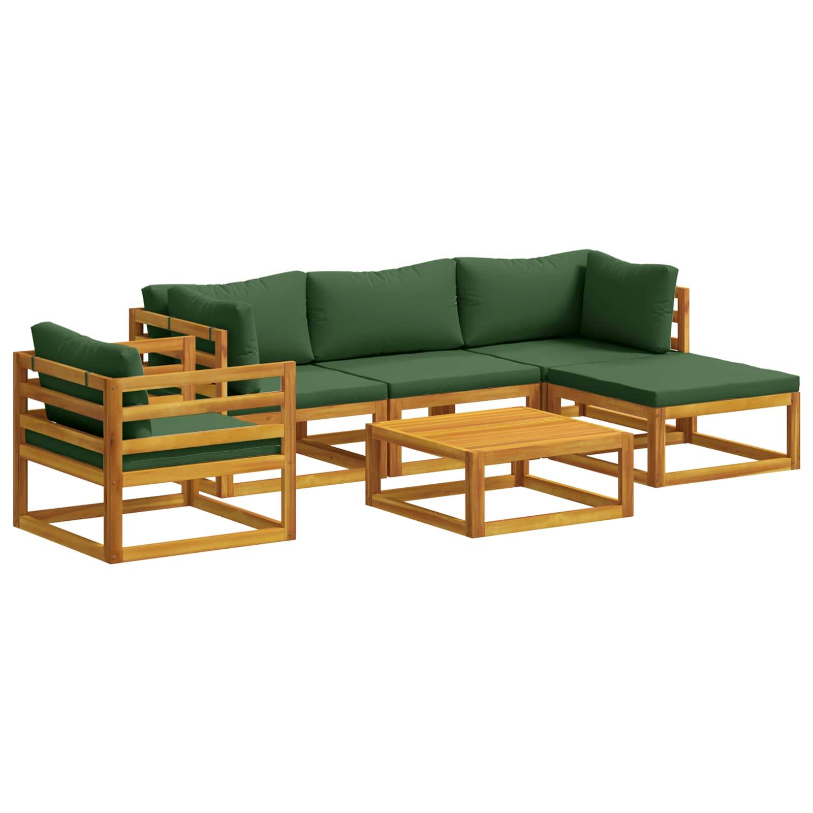 Grünes gepolstertes Outdoor-Sektionalsofaset mit Holzrahmen, Sessel und passendem Couchtisch auf weißem Hintergrund