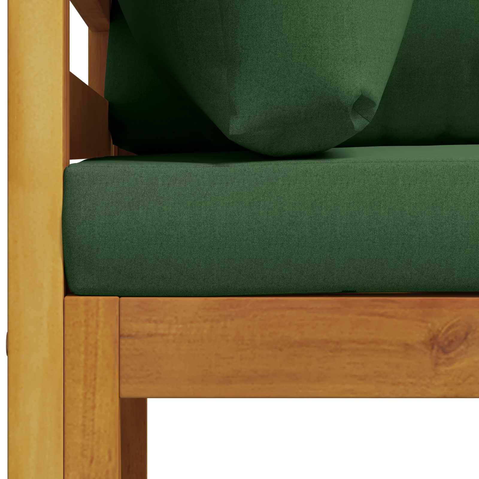 Nahaufnahme eines Holzsofas oder einer Holzbank mit dunkelgrünen Kissen und Rückenlehne, vor einem einfachen weißen Hintergrund gezeigt.