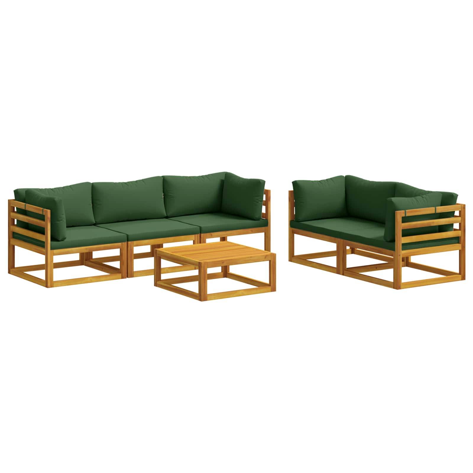 Outdoor-Holzplatzset mit grünen Kissen: ein dreiteiliges Sofa, eine Zweisitzer-Liege und ein passendes Couchtisch auf weißem Hintergrund.