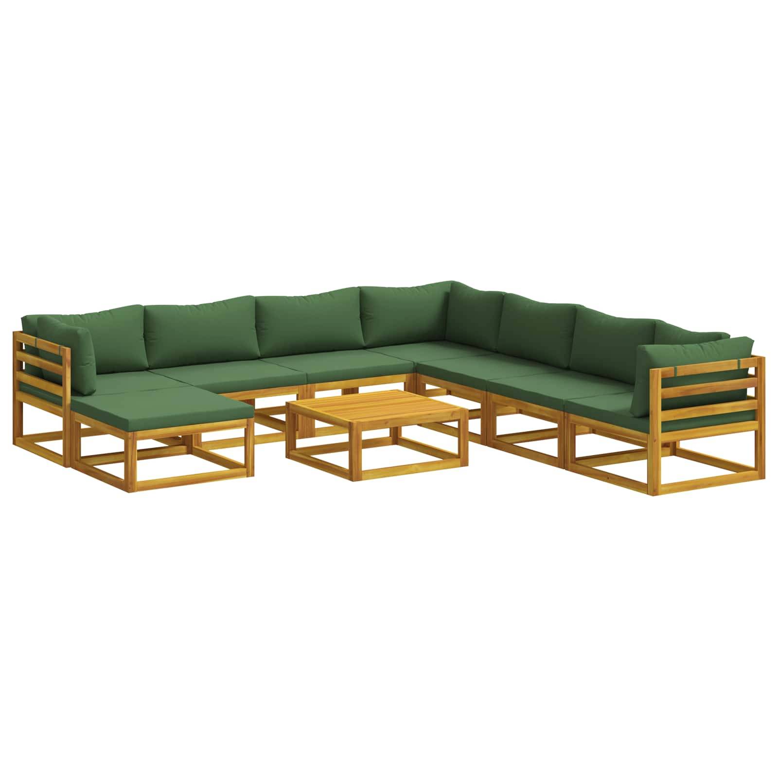 L-förmiges Outdoor-Ecksofa mit grünen Kissen und Holzrahmen, plus dazu passendem quadratischen Couchtisch.