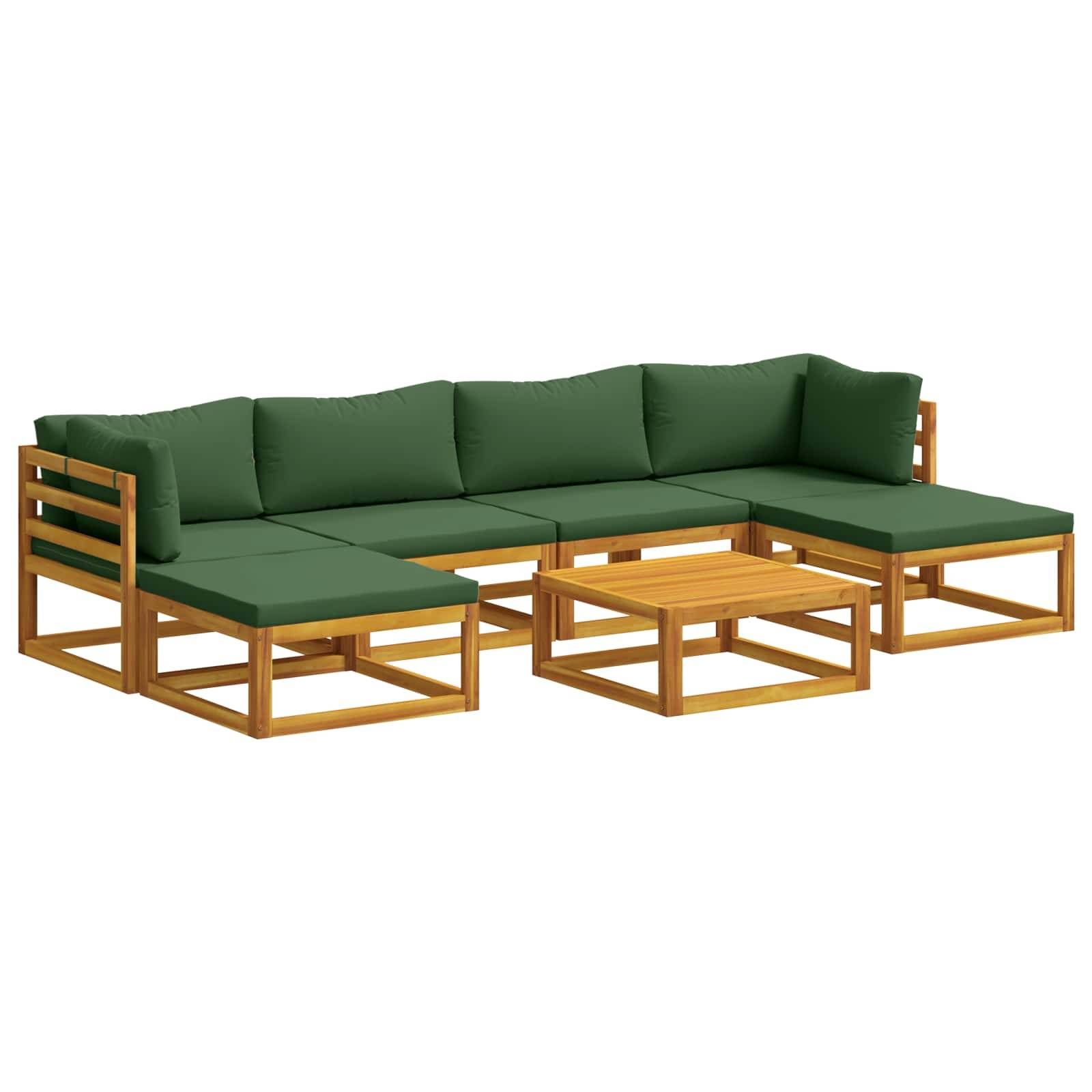 Grüne gepolsterte Outdoor-Ecksofa mit Holzrahmen und passendem flachen Couchtisch auf weißem Hintergrund.