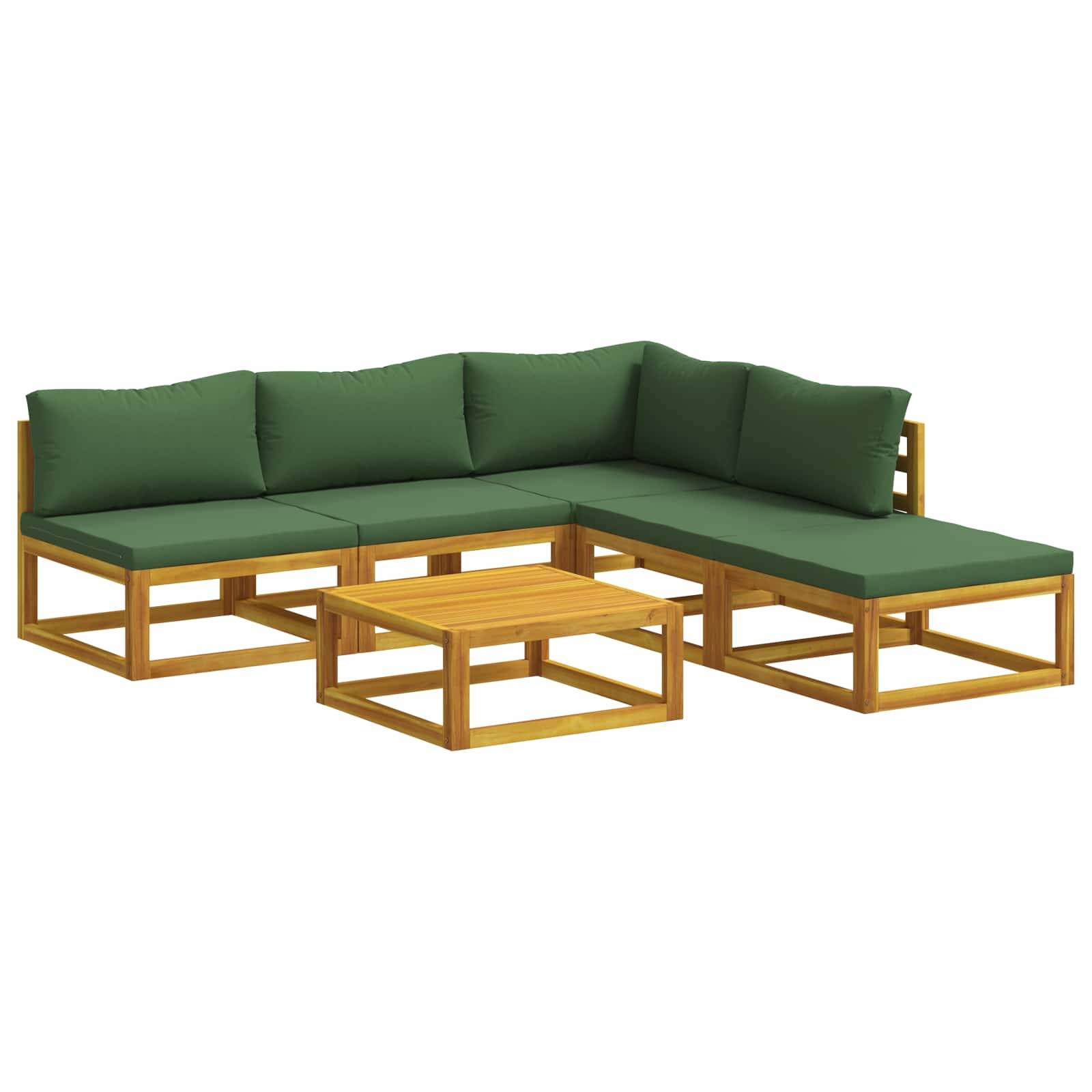 L-förmiges Außen-Sitzmöbel mit grünen Kissen und Holzrahmen, dargestellt mit passendem niedrigen Couchtisch auf weißem Hintergrund.