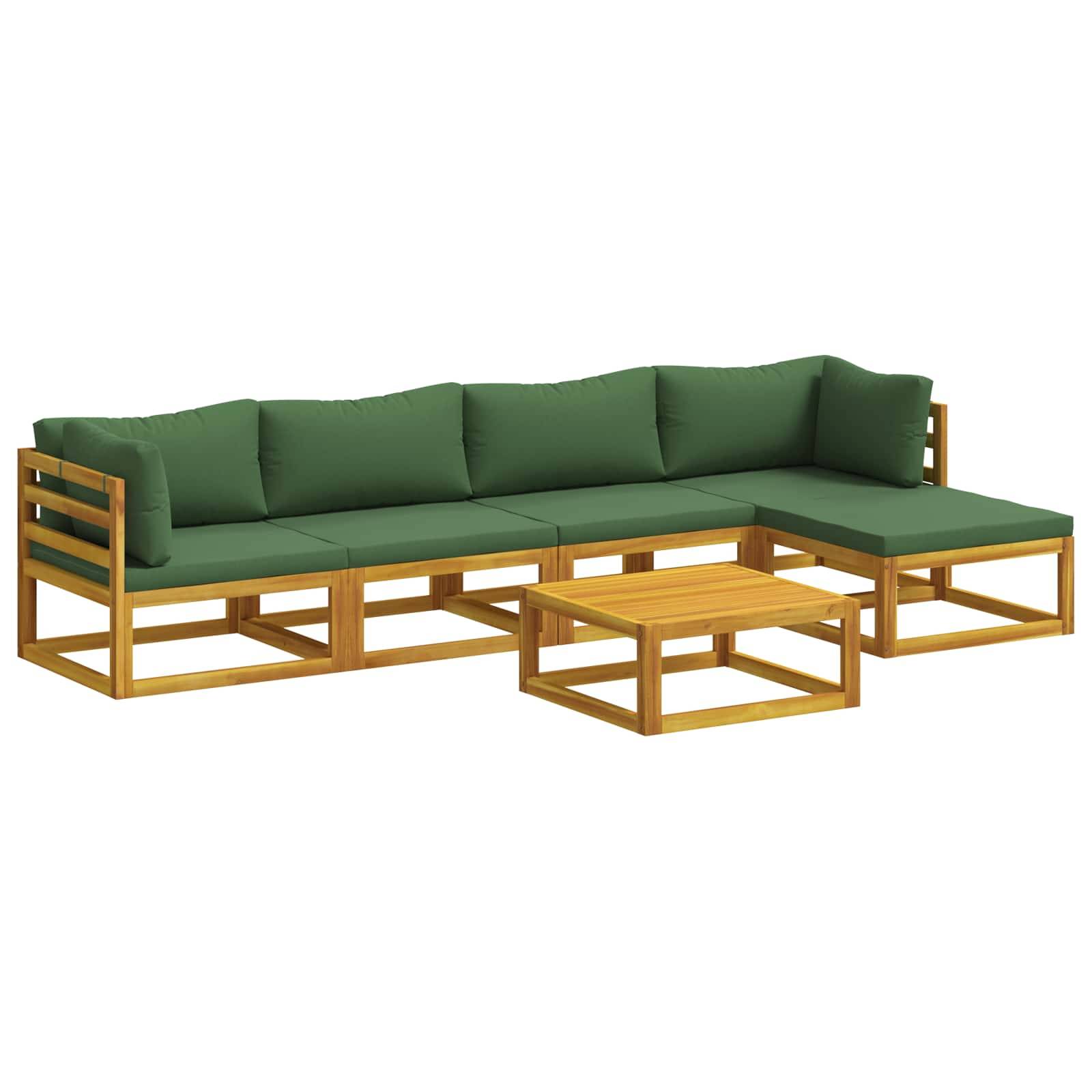 Grünes Segmentsofa für den Außenbereich mit Holzrahmen und passendem Couchtisch auf weißem Hintergrund.