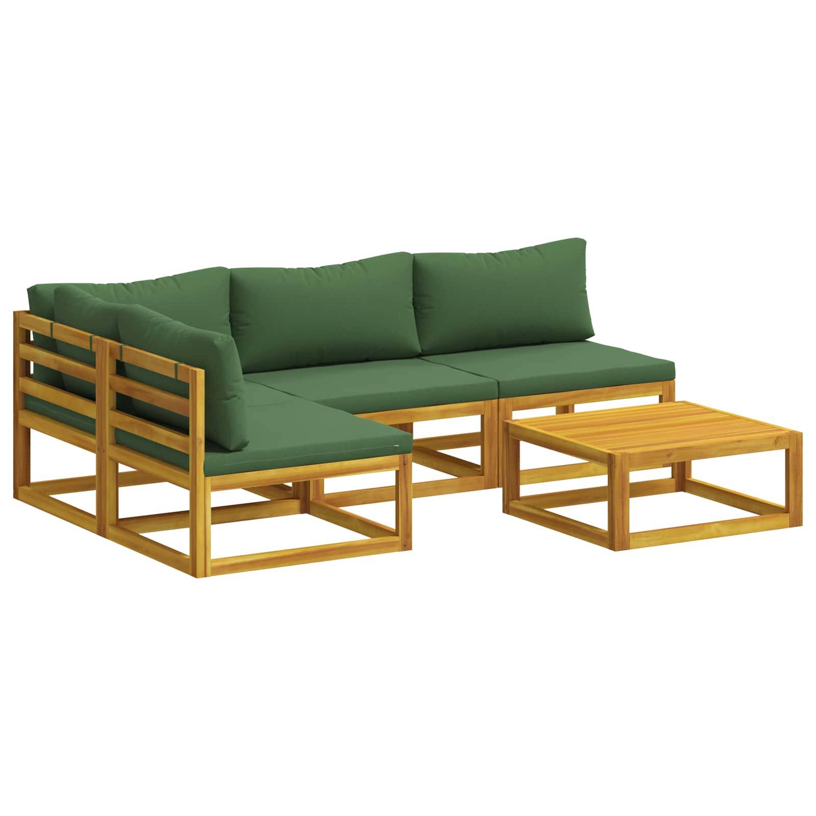 Grünes gepolstertes L-förmiges Outdoor-Sitzkissen-Sofa mit Holzrahmen und passendem niedrigem Couchtisch auf weißem Hintergrund.