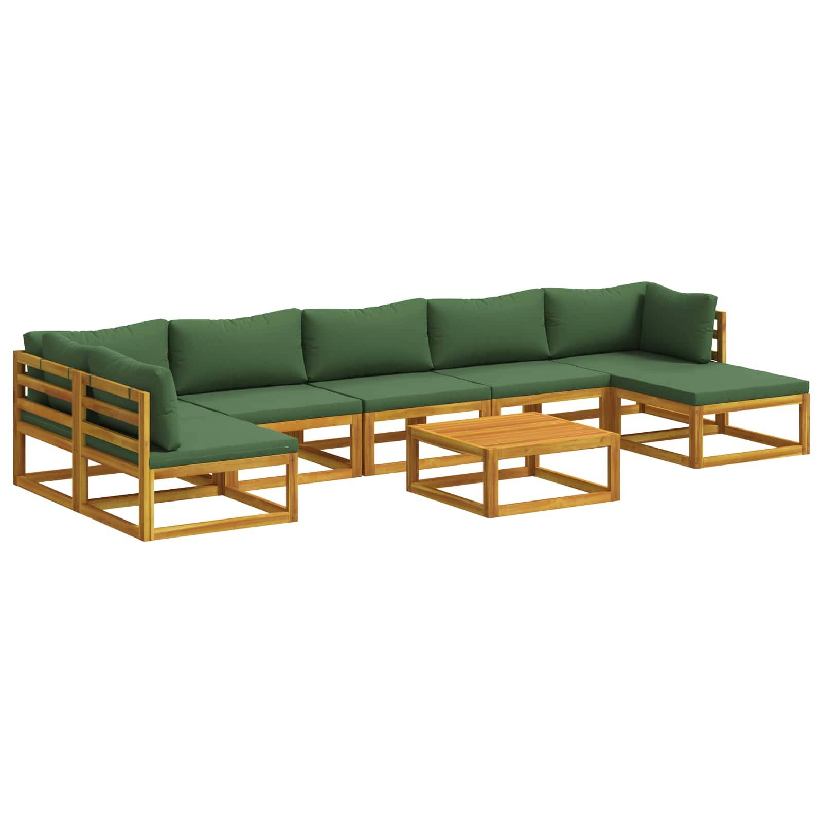 Grünes gepolstertes Holz-Außenecksofa mit passendem niedriger Couchtisch auf weißem Hintergrund.