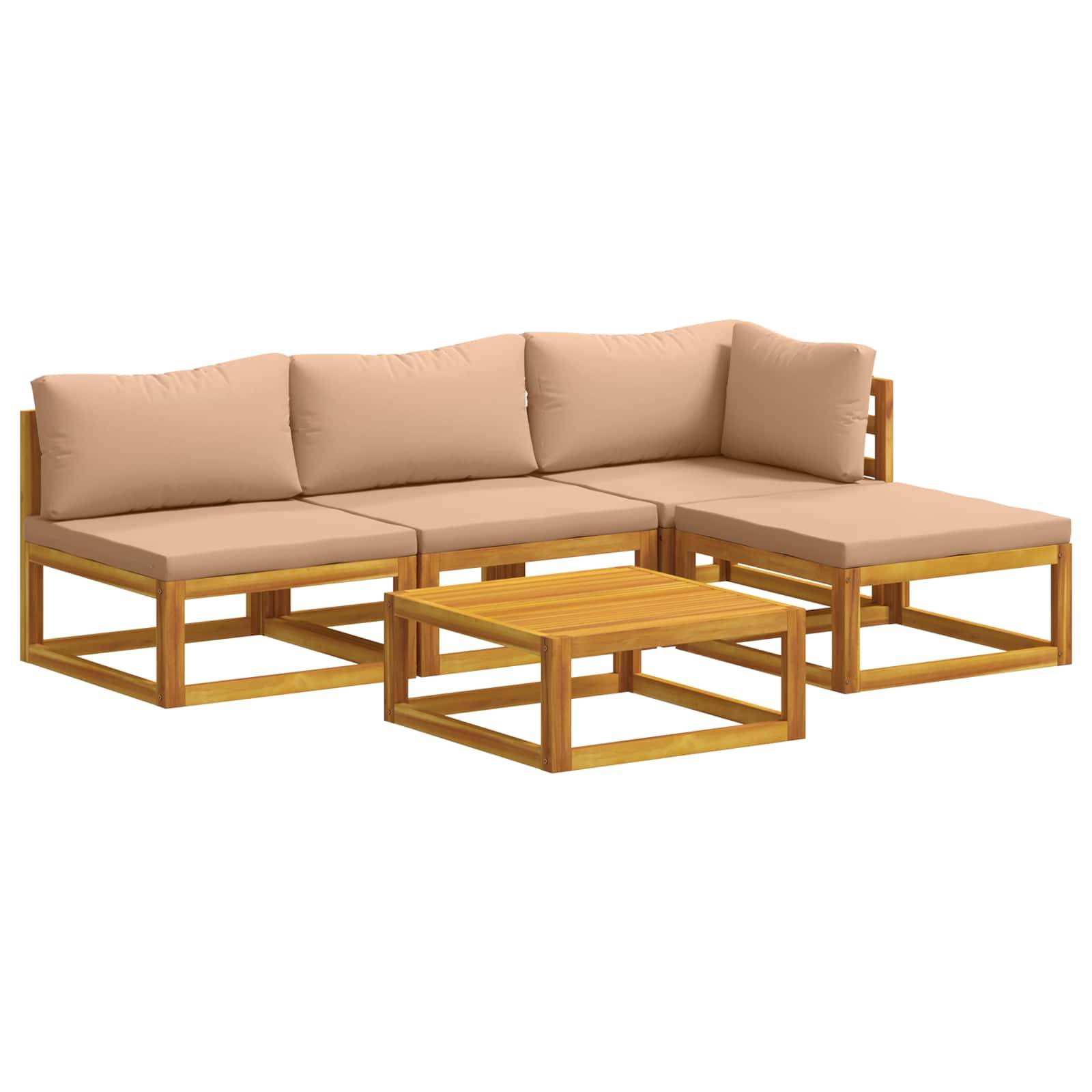 Holz-Gartensofagarnitur mit beigen Kissen und passendem quadratischem Couchtisch auf weißem Hintergrund.
