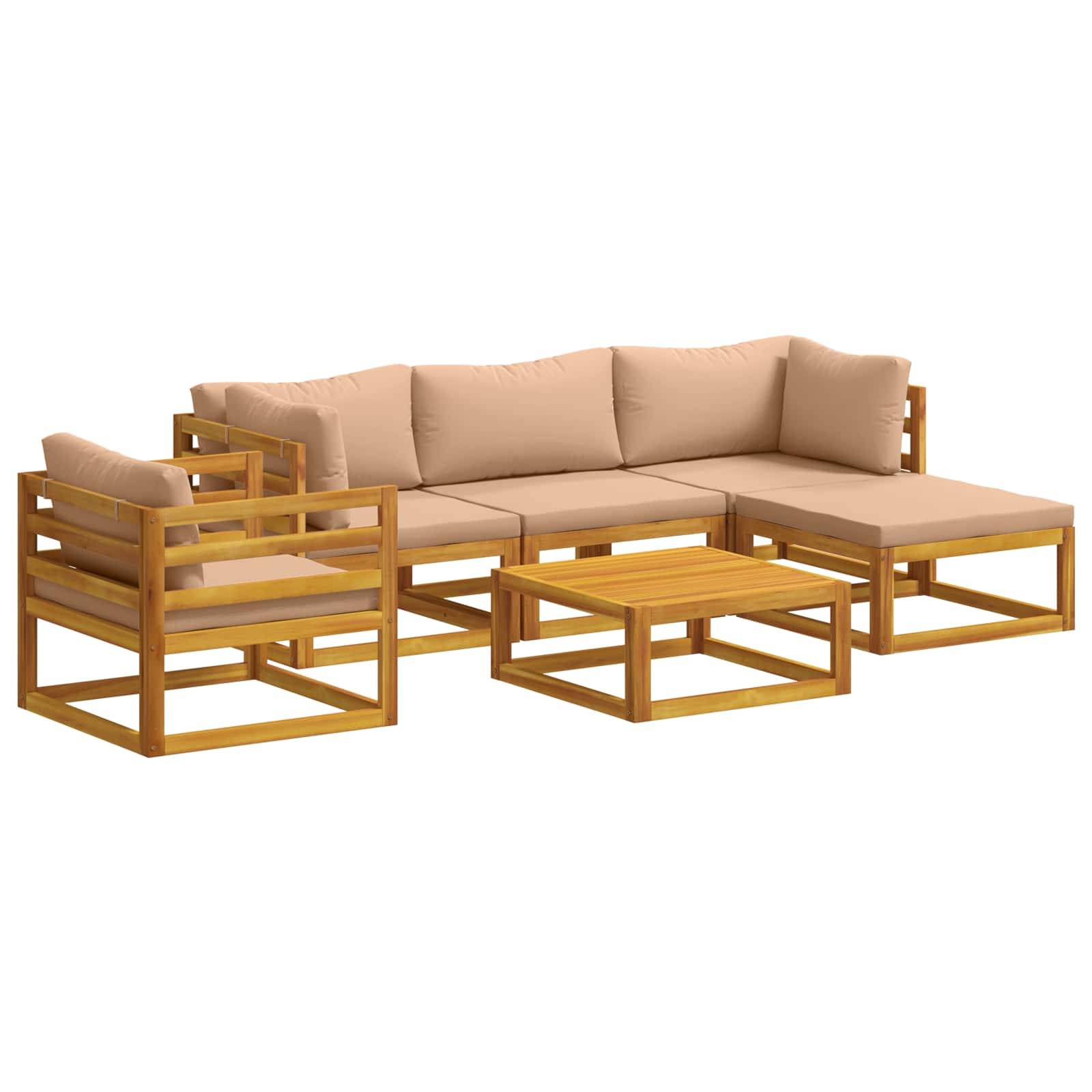 Beige gepolstertes Outdoor-Ecksofa mit Holzrahmen, passender Sessel und niedriger Couchtisch auf weißem Hintergrund.