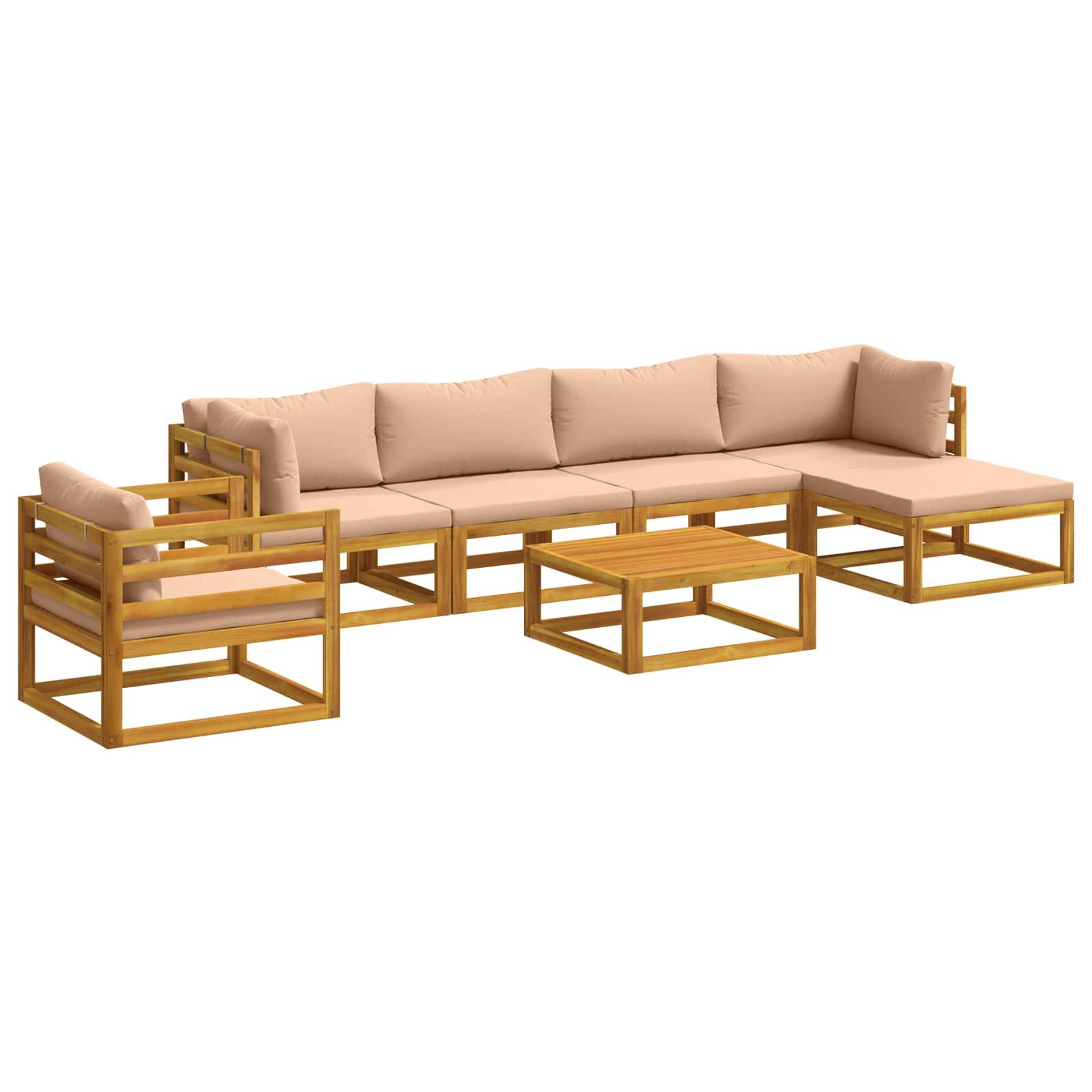 Modernes modulares Outdoor-Ecksofa mit beigen Kissen und Holzrahmen, plus passendem Sessel, Hocker und Couchtisch auf weißem Hintergrund.