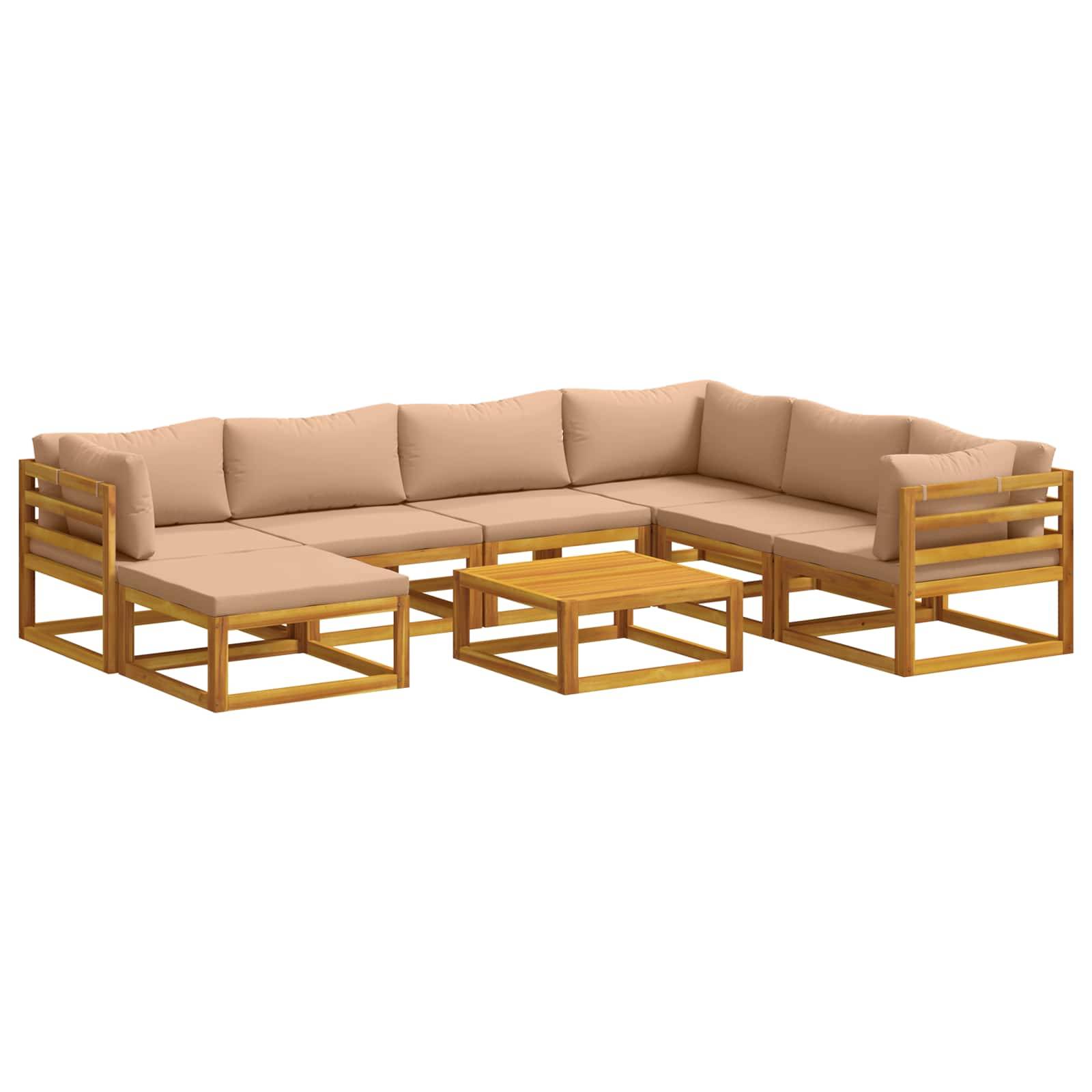 Beige L-förmiges Outdoor-Lounge-Set mit Holzrahmen, passender Ottomane und kleinem Couchtisch auf weißem Hintergrund.