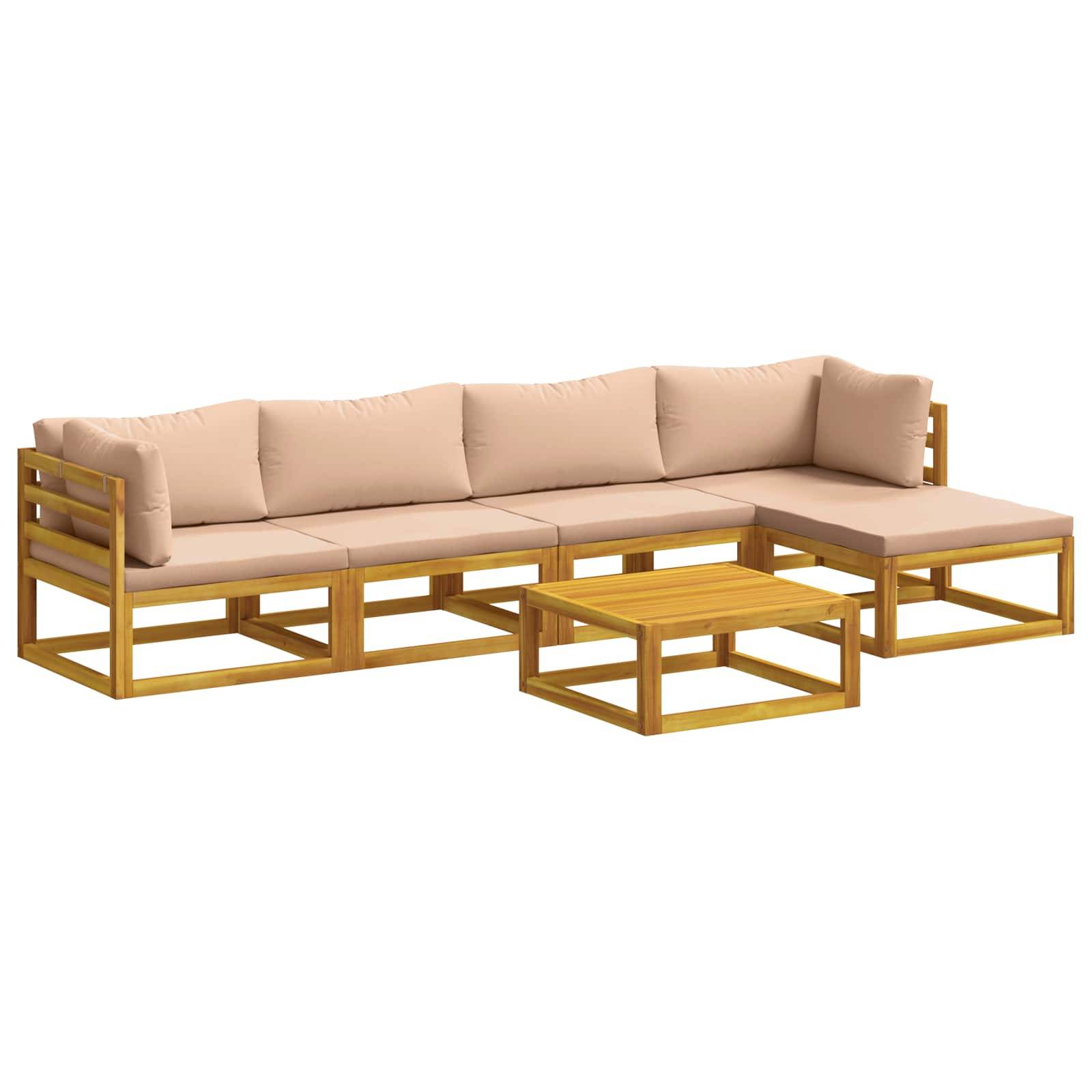 Beige Outdoor-Loungeset mit Holzrahmen und passendem niedrigem Couchtisch auf weißem Hintergrund.