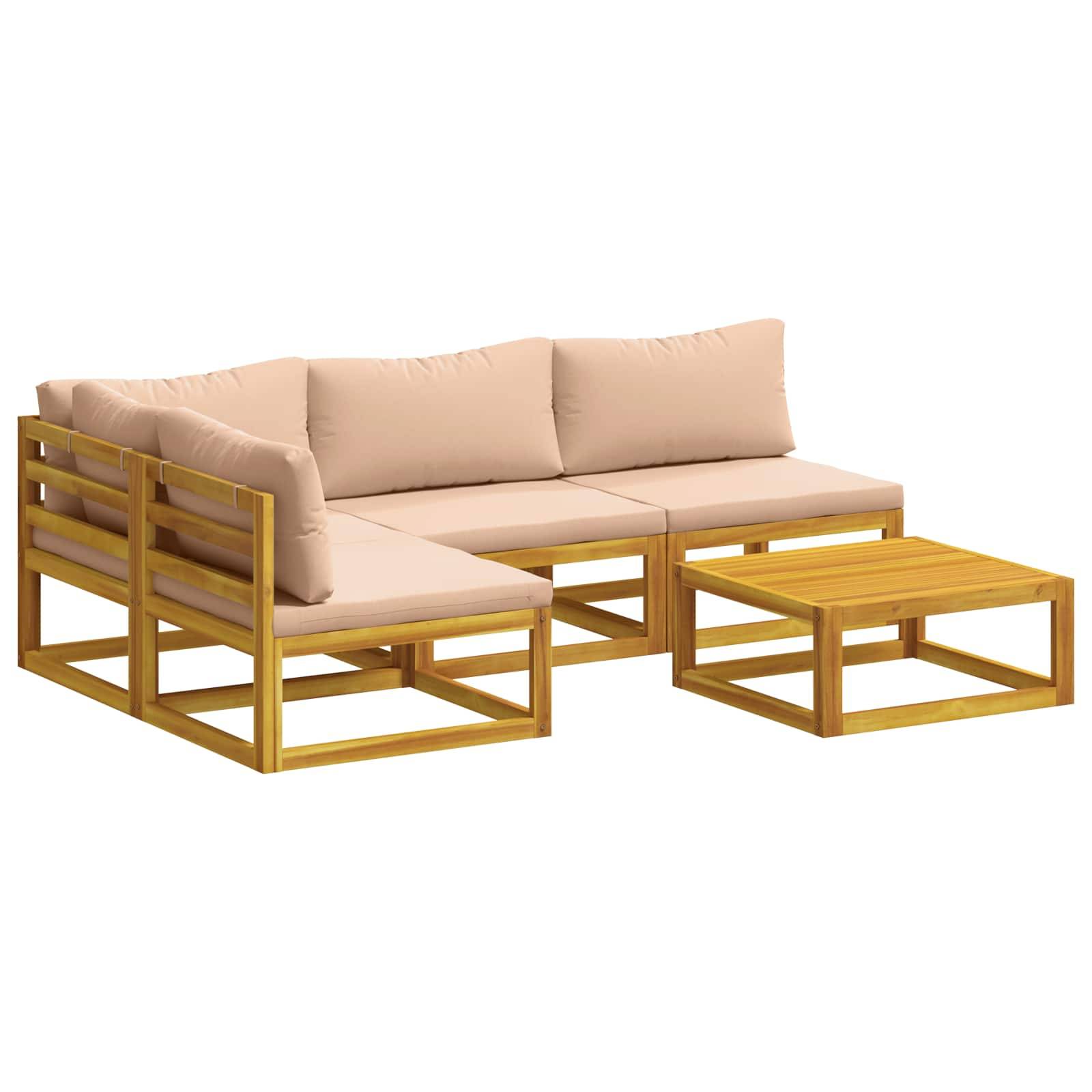 L-förmiges Gartensektionalsofa aus Holz mit beigen Kissen und passendem flachen rechteckigen Couchtisch auf weißem Hintergrund.