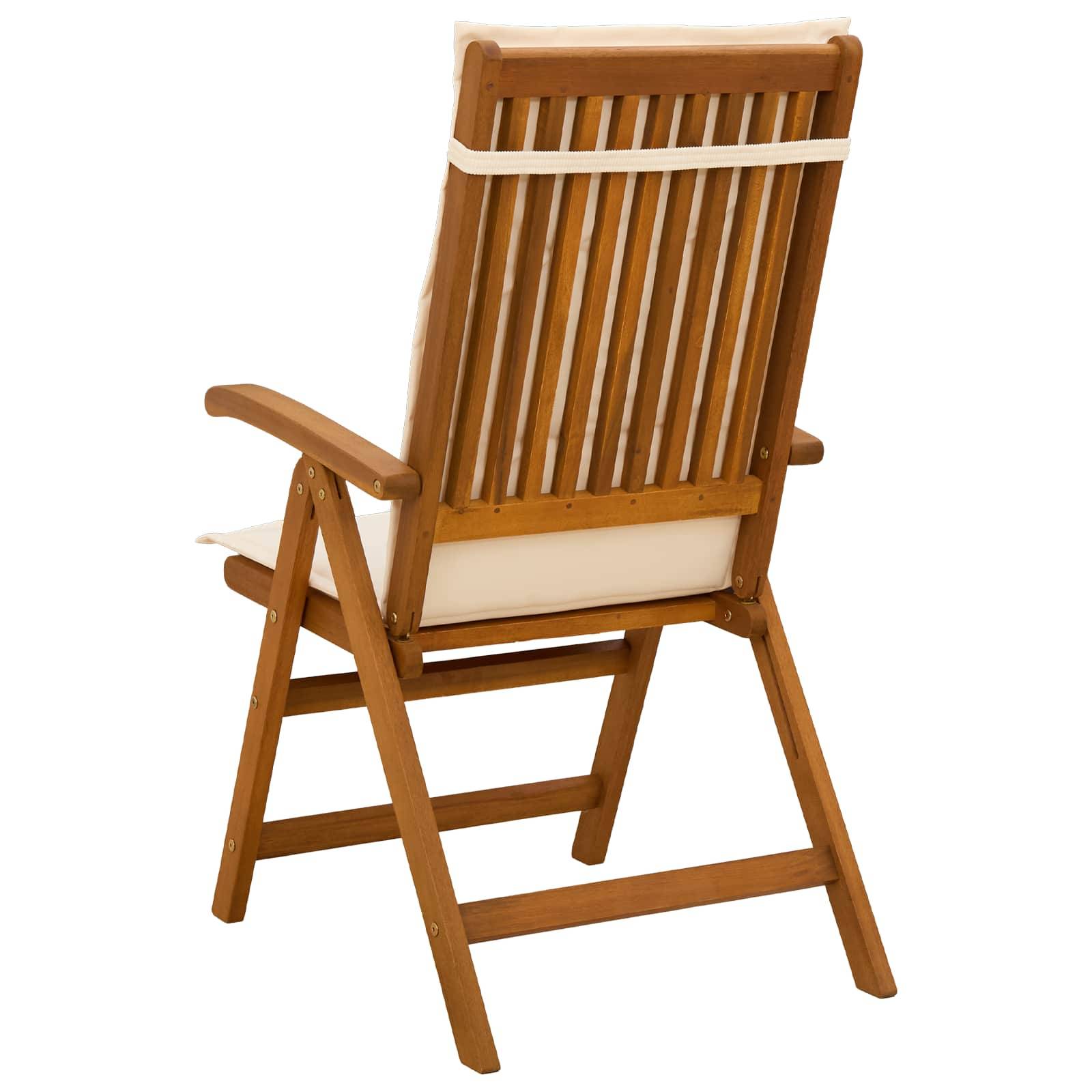 Klappstuhl aus Holz für die Terrasse mit Latten­rückenlehne und Armlehnen, von hinten auf weißem Hintergrund dargestellt.