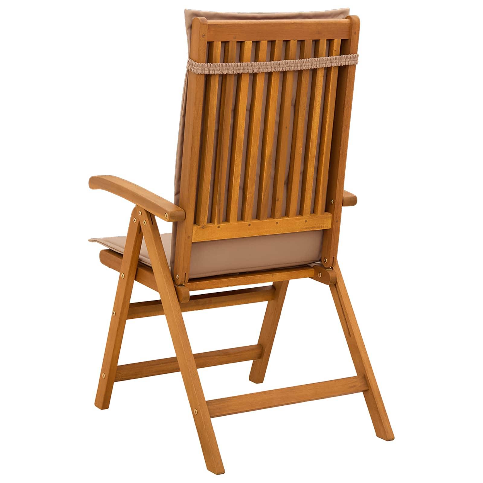 Holzstuhl zum Zusammenklappen auf der Terrasse, von hinten auf weißem Hintergrund gezeigt.