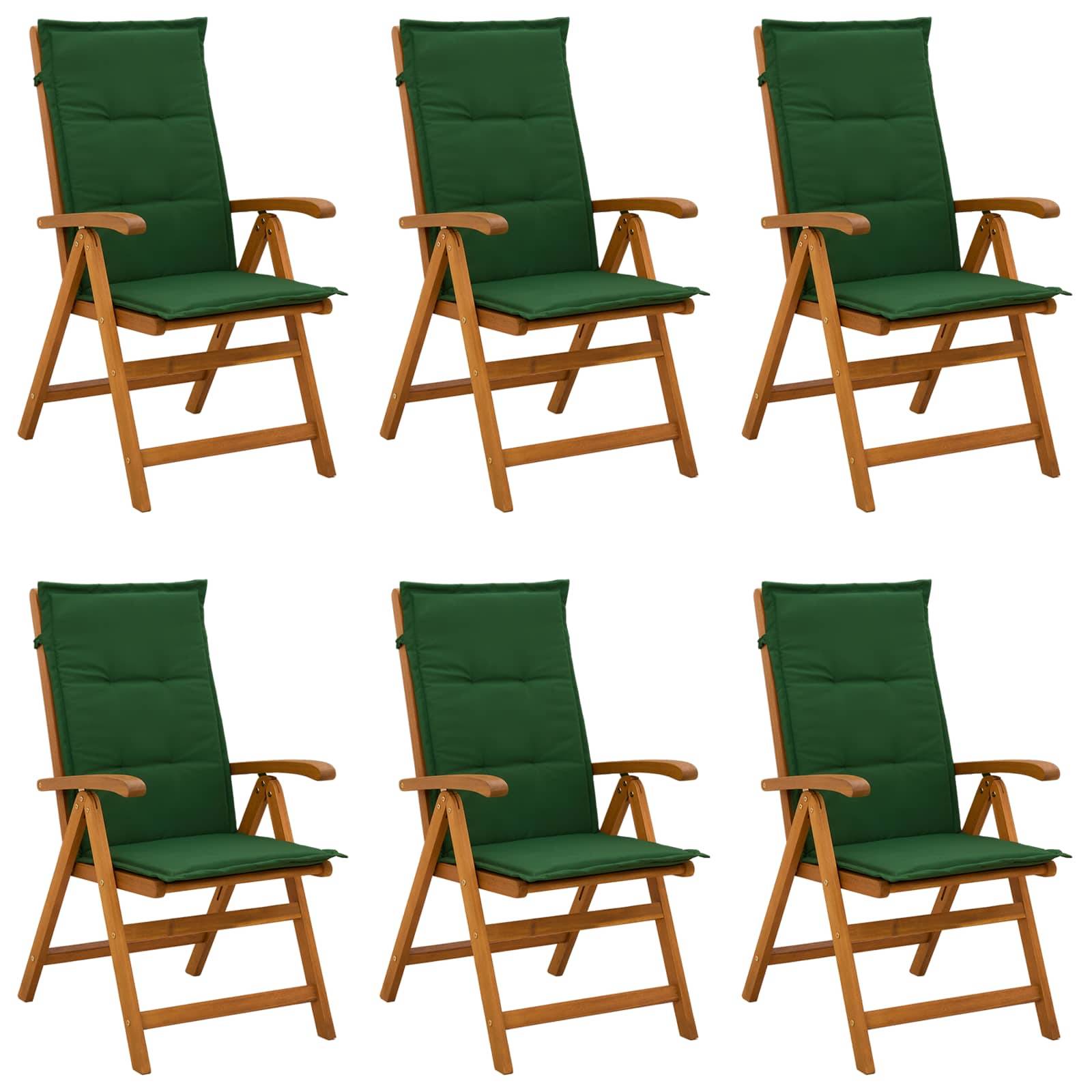Sechs grüne gepolsterte Holzklappstühle für die Terrasse, die in einem 2-mal-3-Raster auf weißem Hintergrund angeordnet sind.