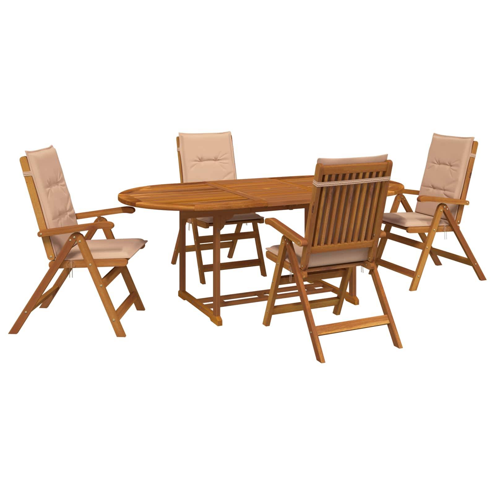 Vier Holzklappstühle mit beigen Kissen, die um einen runden Holz-Patiottisch auf weißem Hintergrund angeordnet sind.