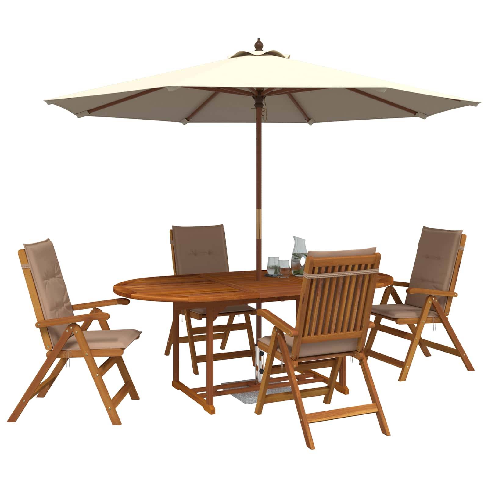 Outdoor-Essholz-Terrassenspeiset mit vier Klappstuehlen, ovalem Tisch und grossem cremefarbenen Sonnenschirm auf weissem Hintergrund.