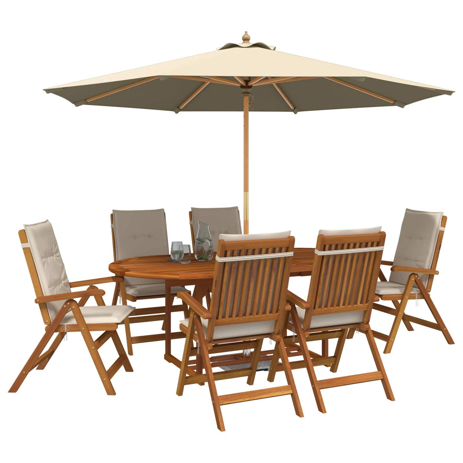 Outdoor-Holzspeiseset mit sechs Klappstühlen, rundem Tisch und großem Regenschirm auf weißem Hintergrund.