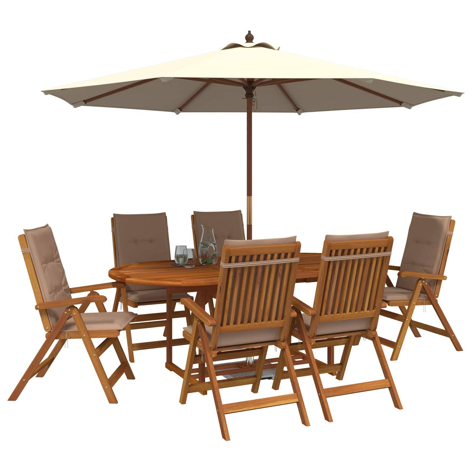 Outdoor-Holzterrassen-Esszimmer-Set mit sechs Klapstühlen um einen rechteckigen Tisch unter einem großen cremefarbenen Schirm.