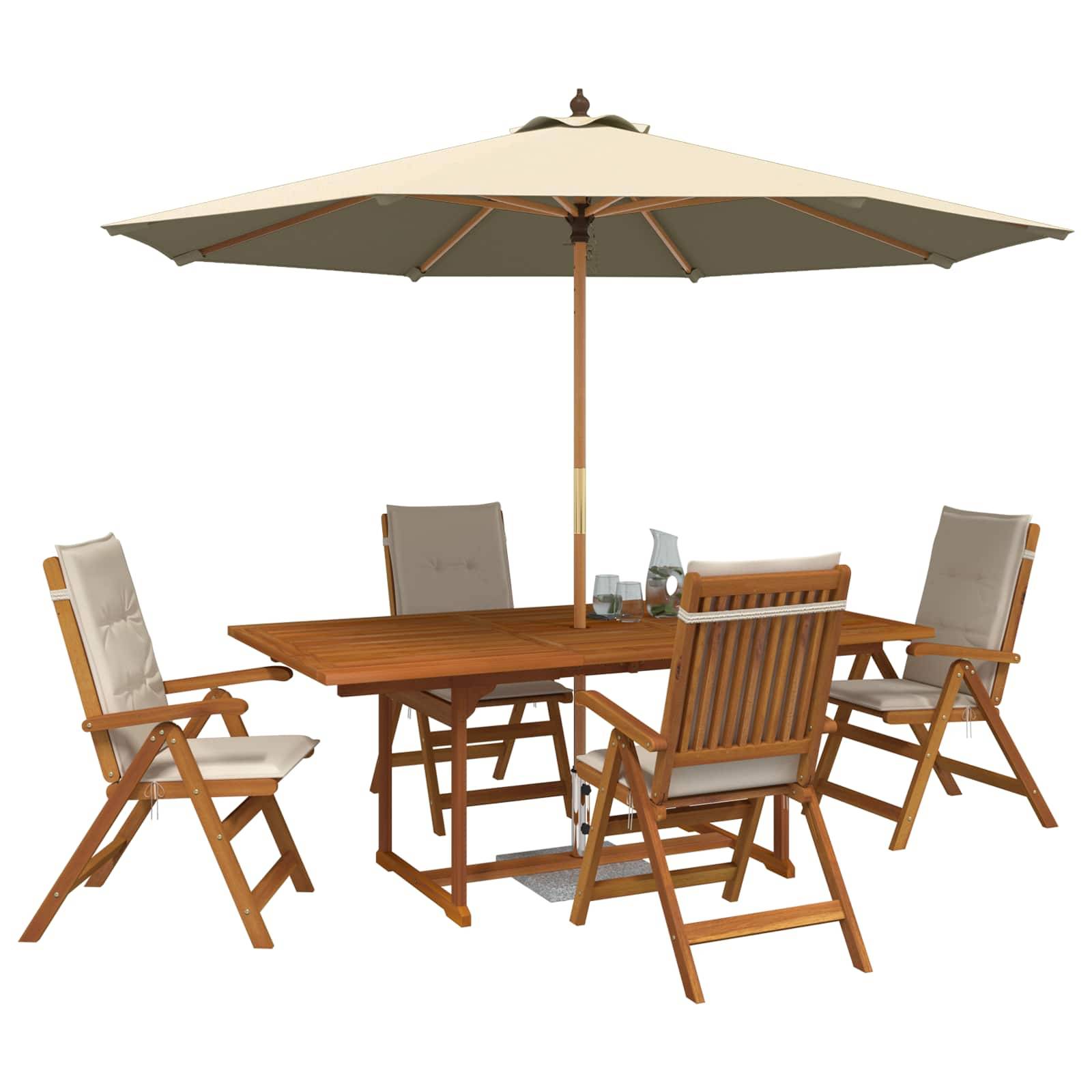 Gartenmöbel-Set für Terrassen-Essbereich mit Holztisch, vier gepolsterten Klappstühlen und großem beigefarbenem Sonnenschirm auf weißem Hintergrund.