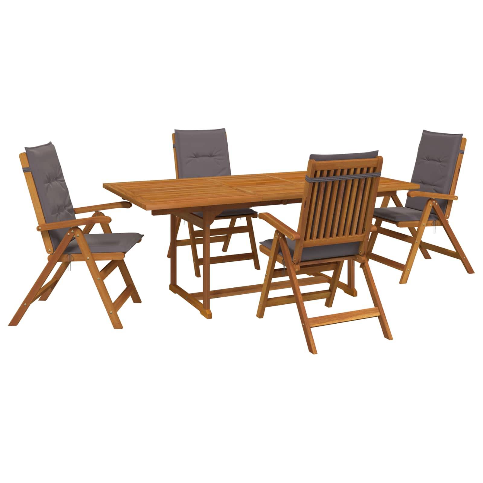Holztisch für den Außenbereich mit vier passenden Klappstuehlen, gezeigt auf weißem Hintergrund.