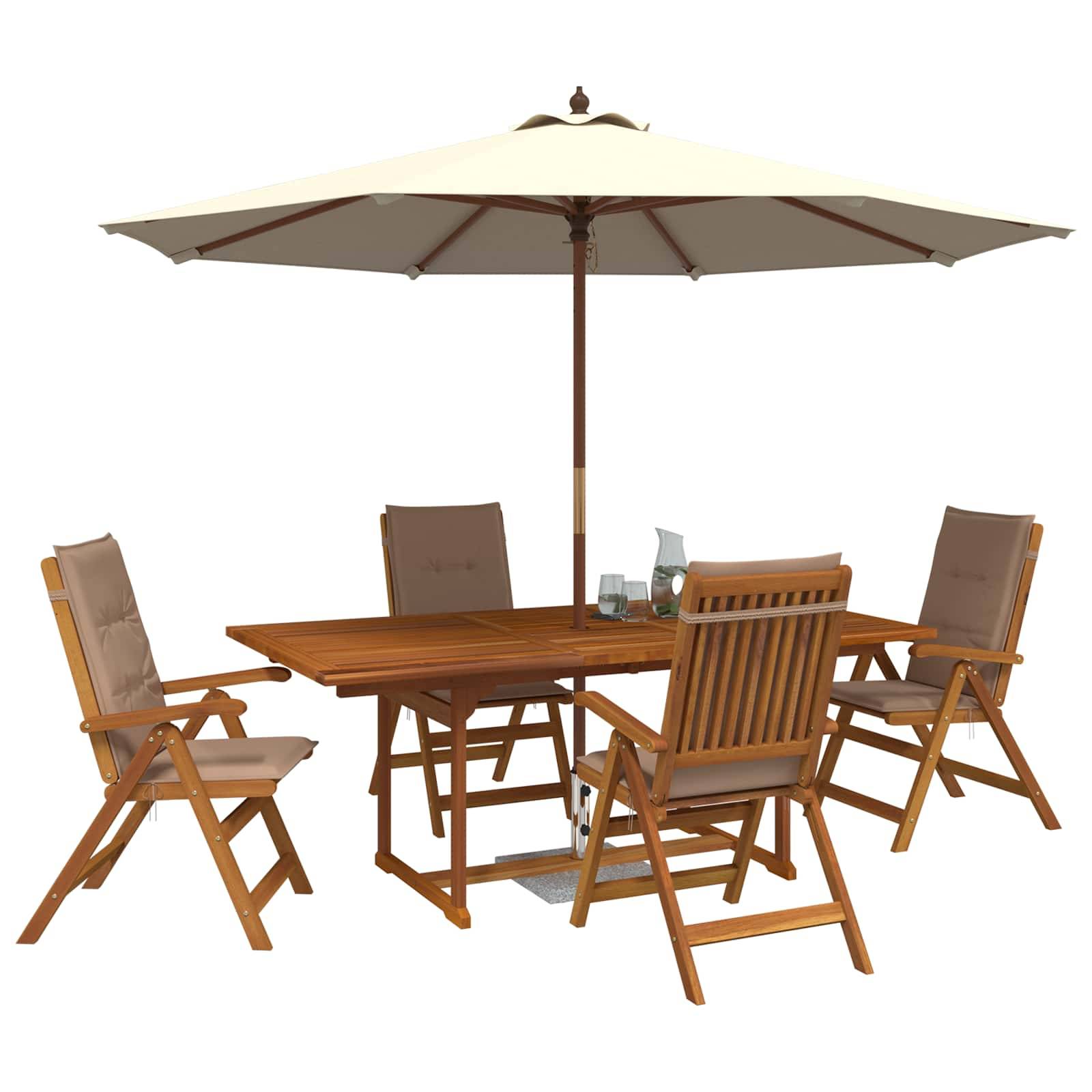 Outdoor-Holz-Patio-Esszimmerset mit vier Stühlen, rechteckigem Tisch und großem beigefarbenem Schirm auf weißem Hintergrund.