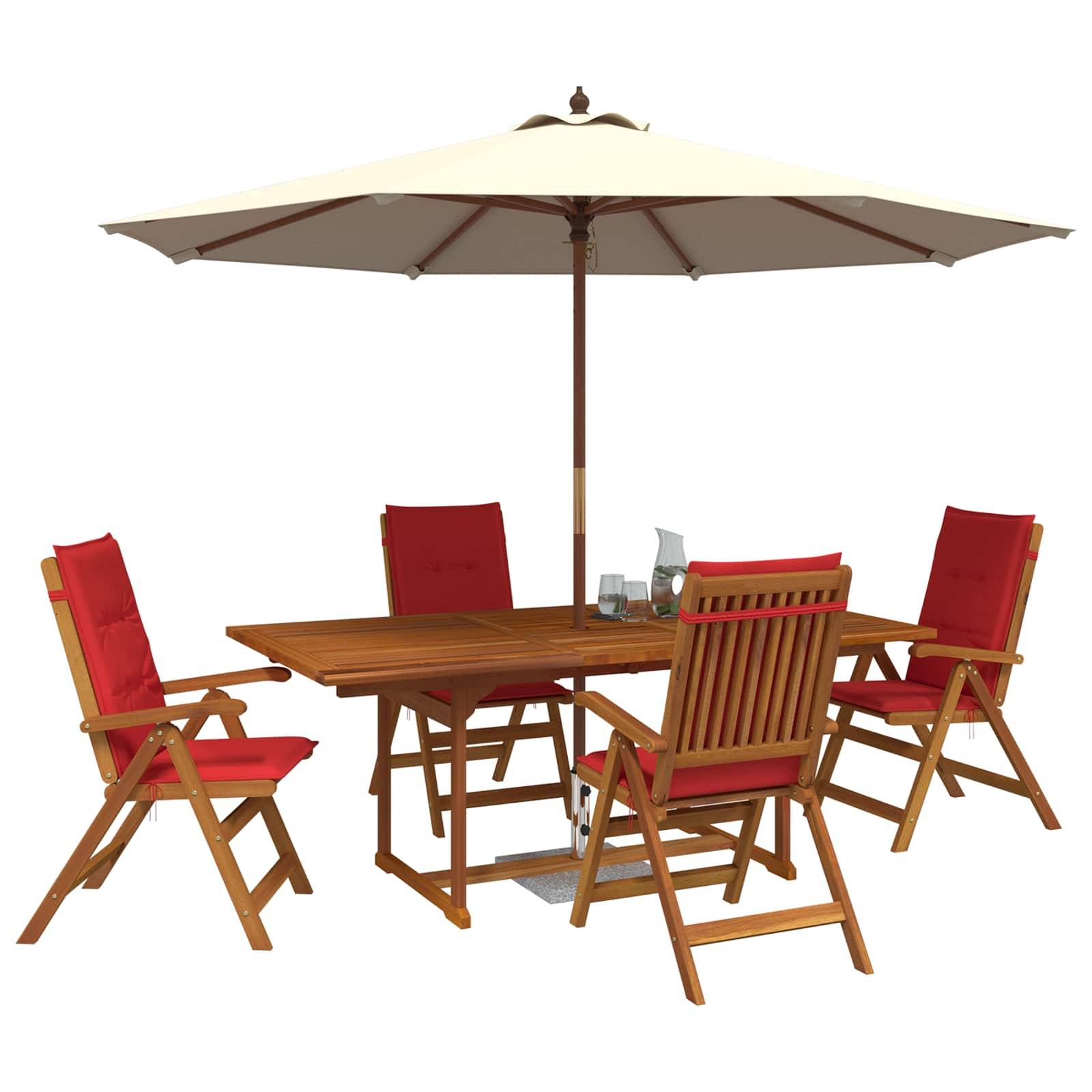 Esszimmergarnitur für die Terrasse mit vier roten gepolsterten Holzstühlen um einen Holztisch, beschattet durch einen großen beigen Sonnenschirm.