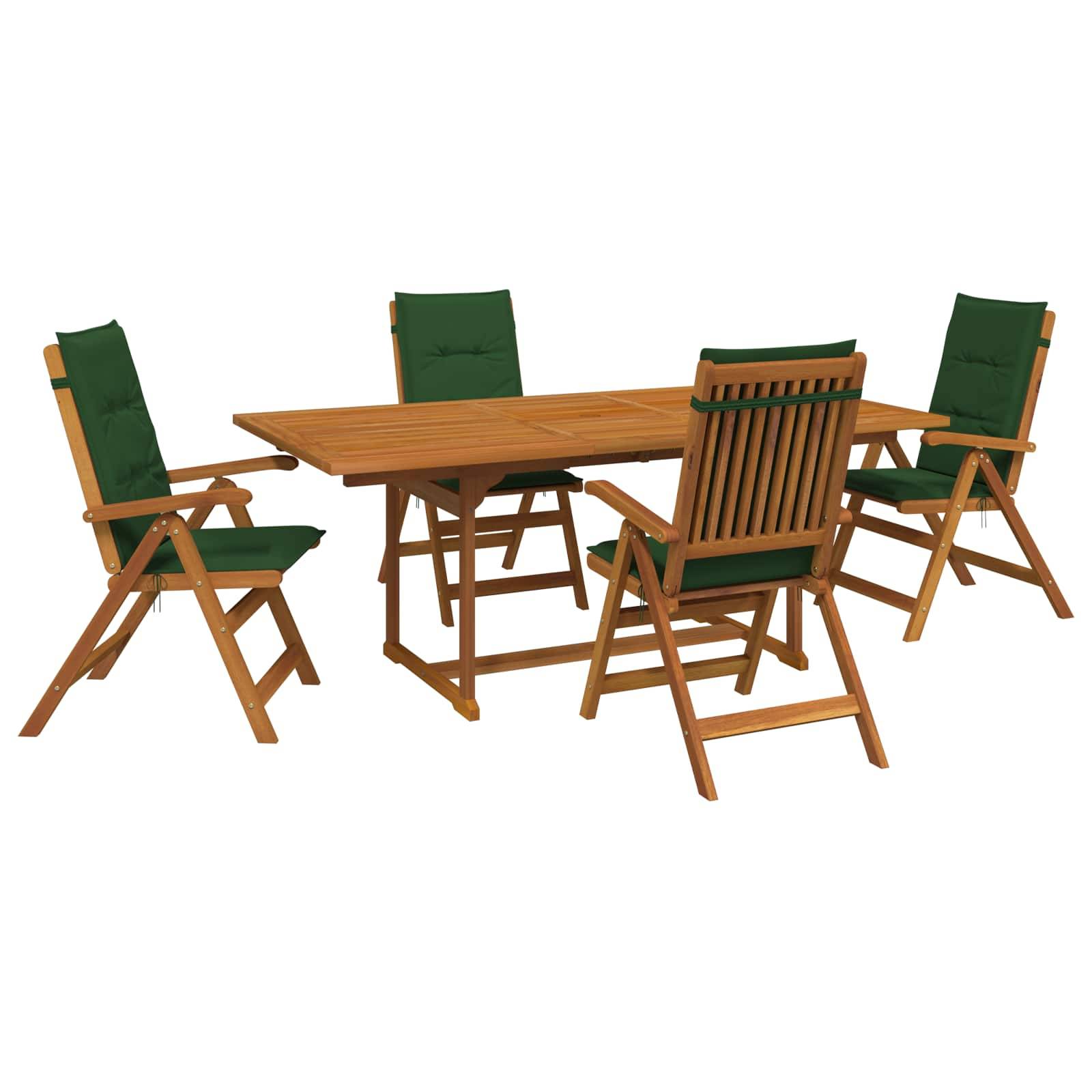 Holztisch für den Außenbereich mit vier passenden Klappstühlen, jeweils mit grünen Sitzkissen, vor weißem Hintergrund dargestellt.