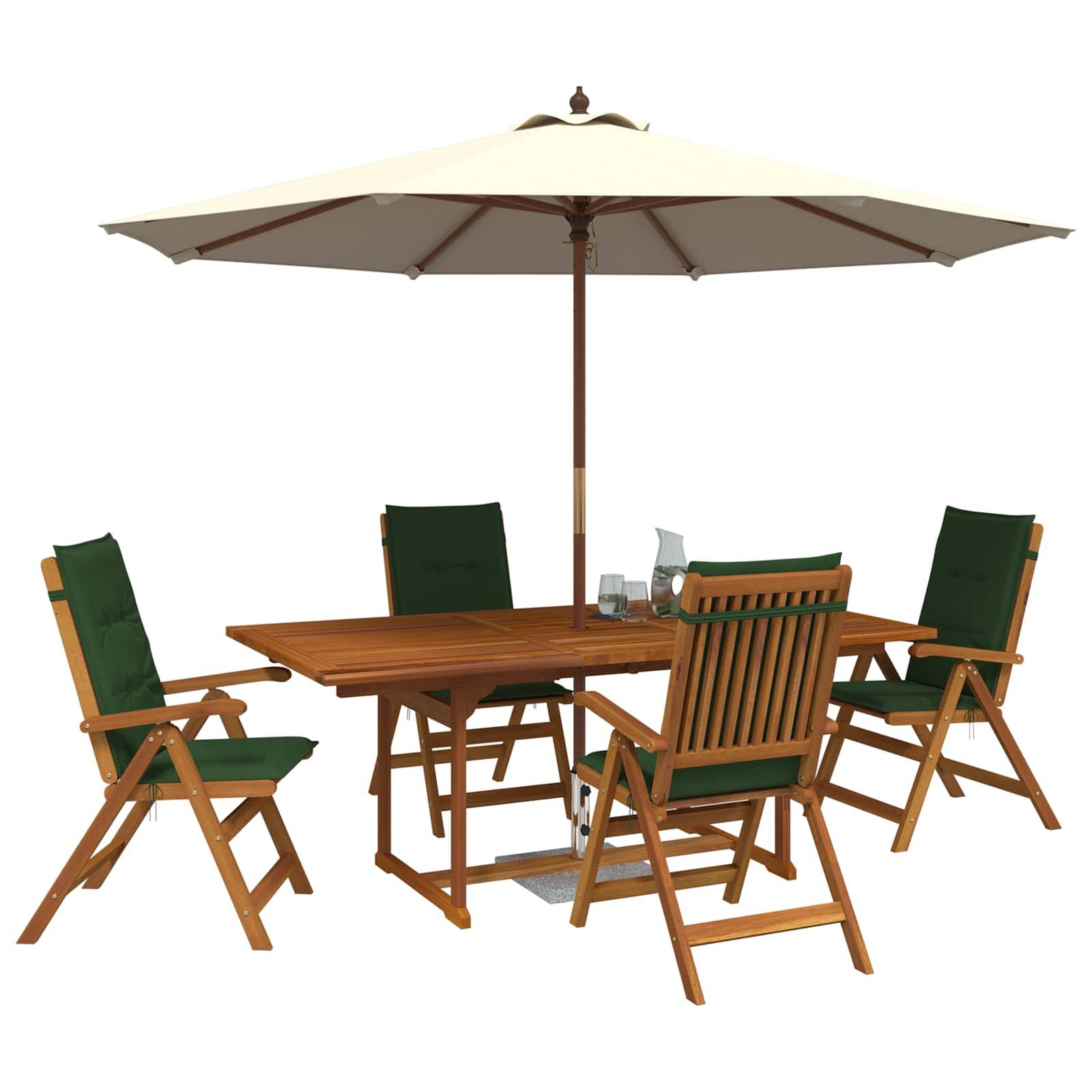 Esszimmer-Set für die Terrasse mit Holztisch, vier Klappstulen und einem großen cremefarbenen Schirm auf weißem Hintergrund.