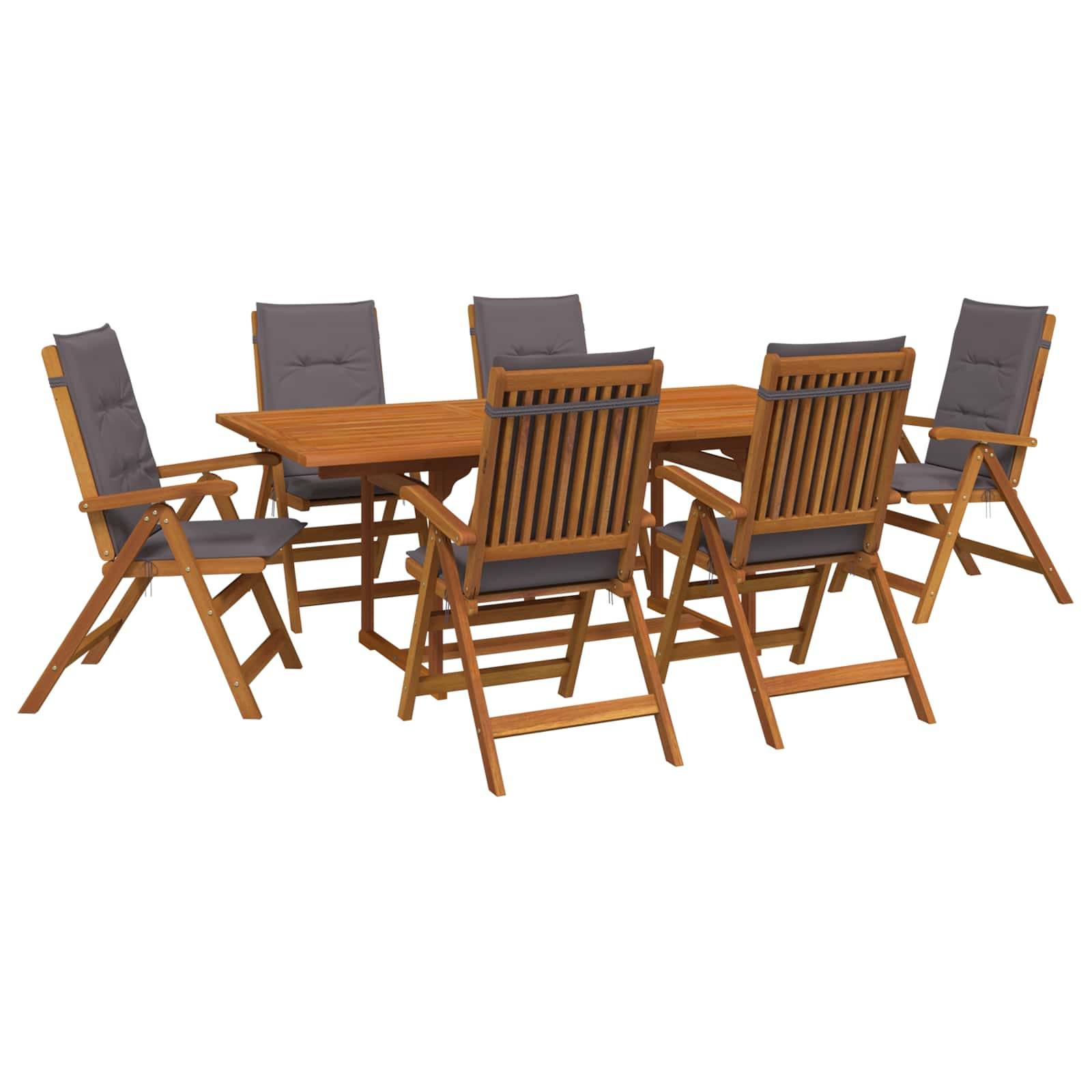 Holz-Außenbereich-Speisesatz mit rechteckigem Tisch und sechs klappbaren Stühlen mit grauen Kissen auf weißem Hintergrund.
