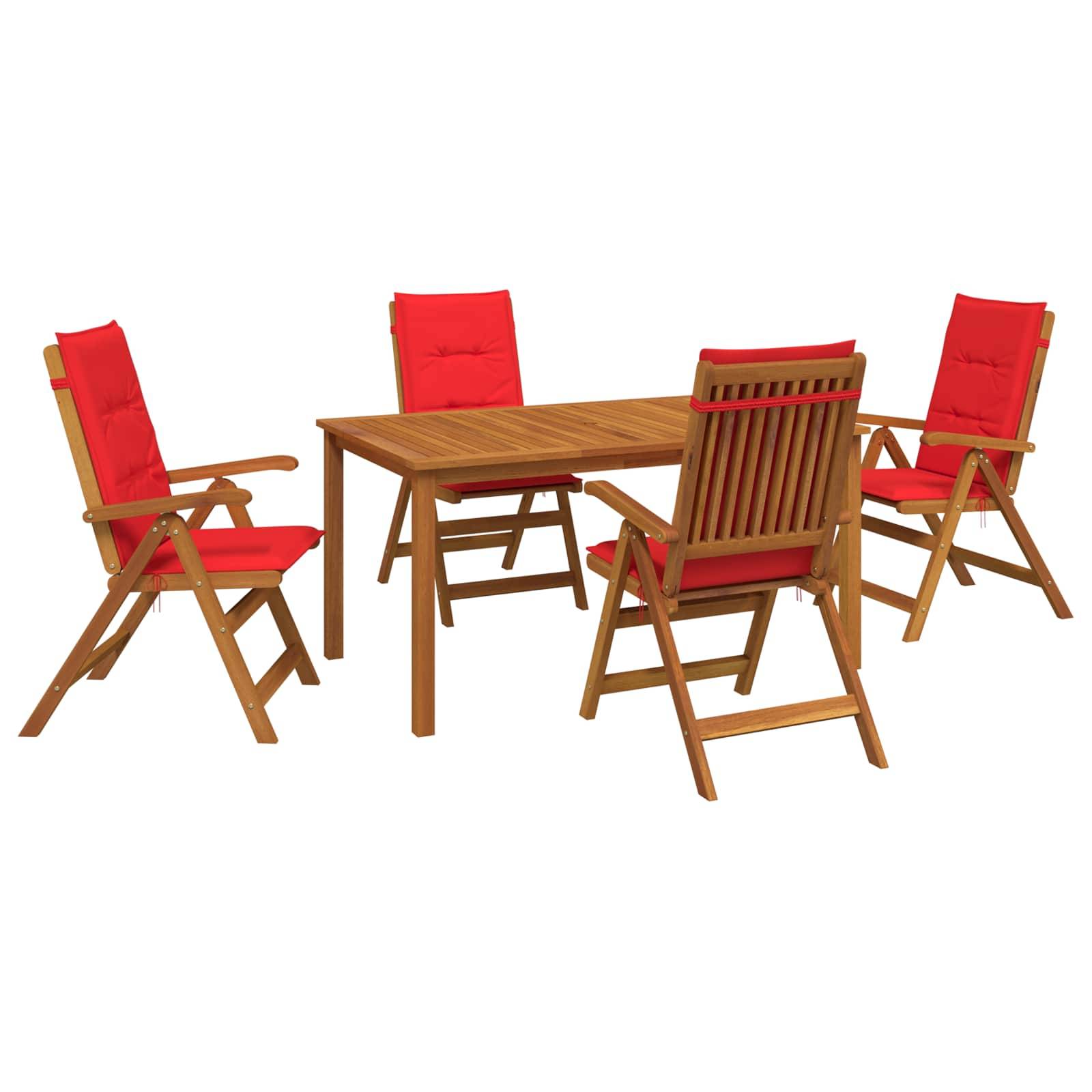 Holztisch für den Außenbereich mit vier roten Polsterstühlen zum Zusammenklappen auf weißem Hintergrund.
