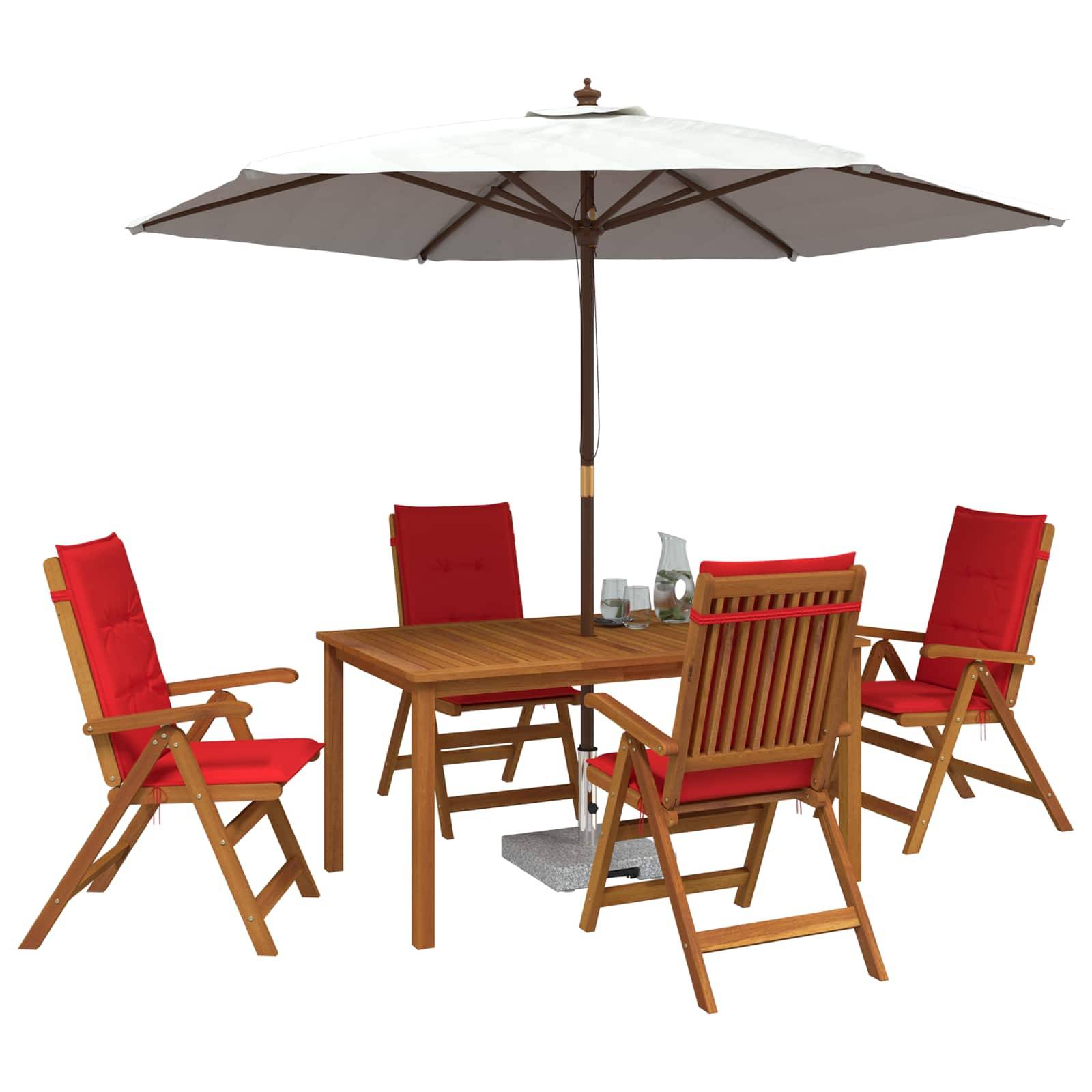 Essbereich auf der Terrasse mit vier rot gepolsterten Holzstühlen um einen quadratischen Tisch unter einem großen beigen Schirm.