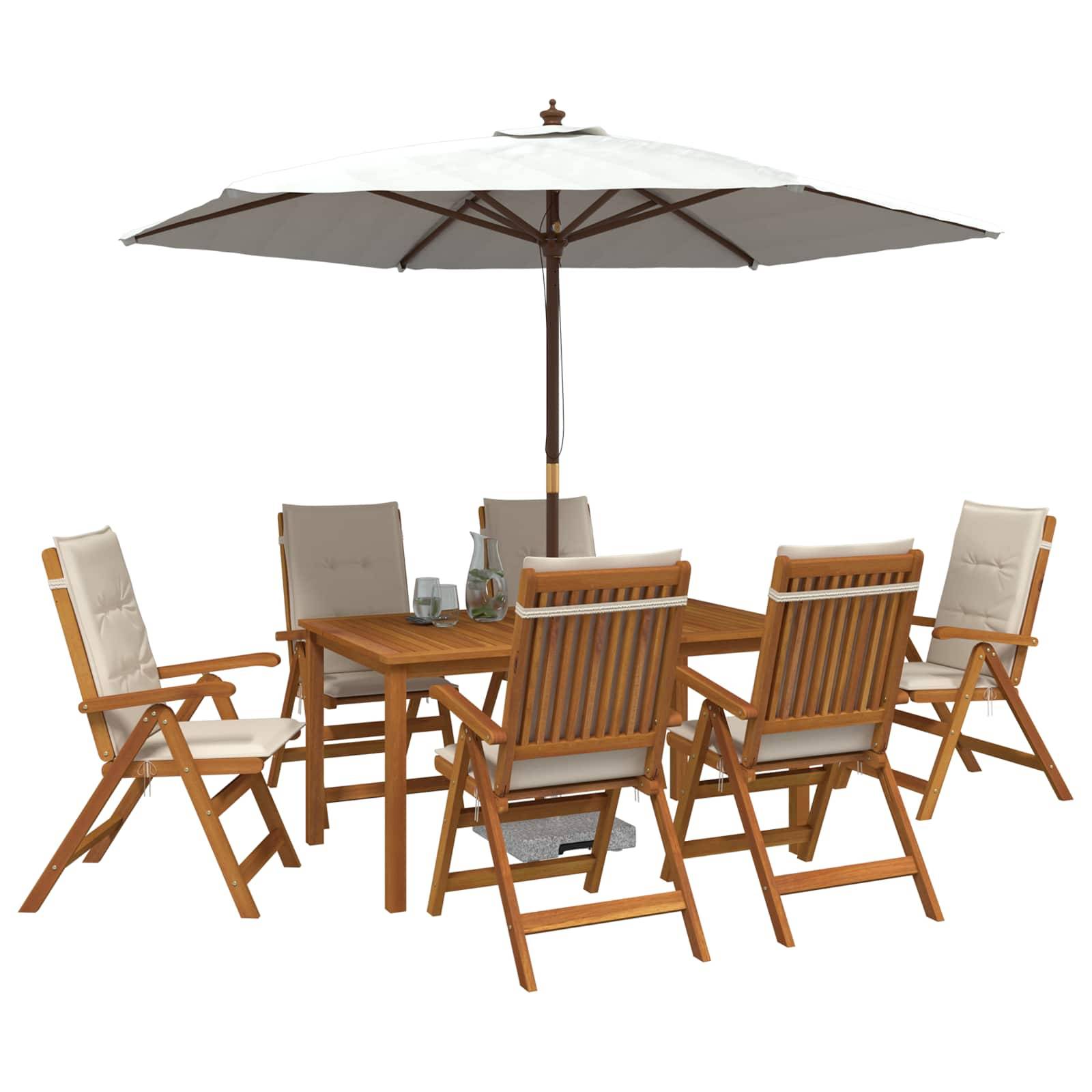 Esszimmer-Set für die Terrasse im Freien mit Holztisch, sechs Klappstühlen und großem Schirm auf weißem Hintergrund.