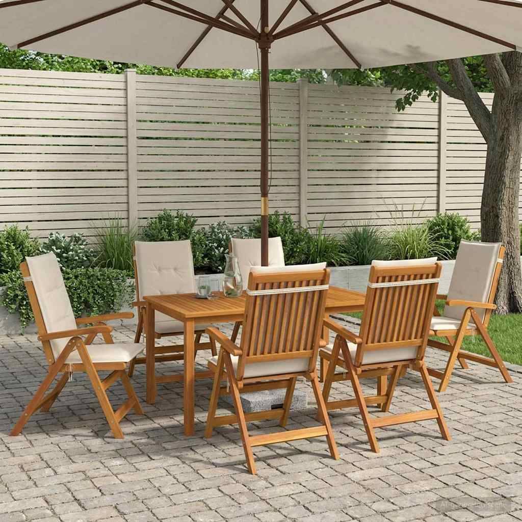 Essgruppe für die Terrasse mit sechs Holzstühlen und einem Tisch unter einem großen Sonnenschirm auf einer Terrasse mit Steinbelag.
