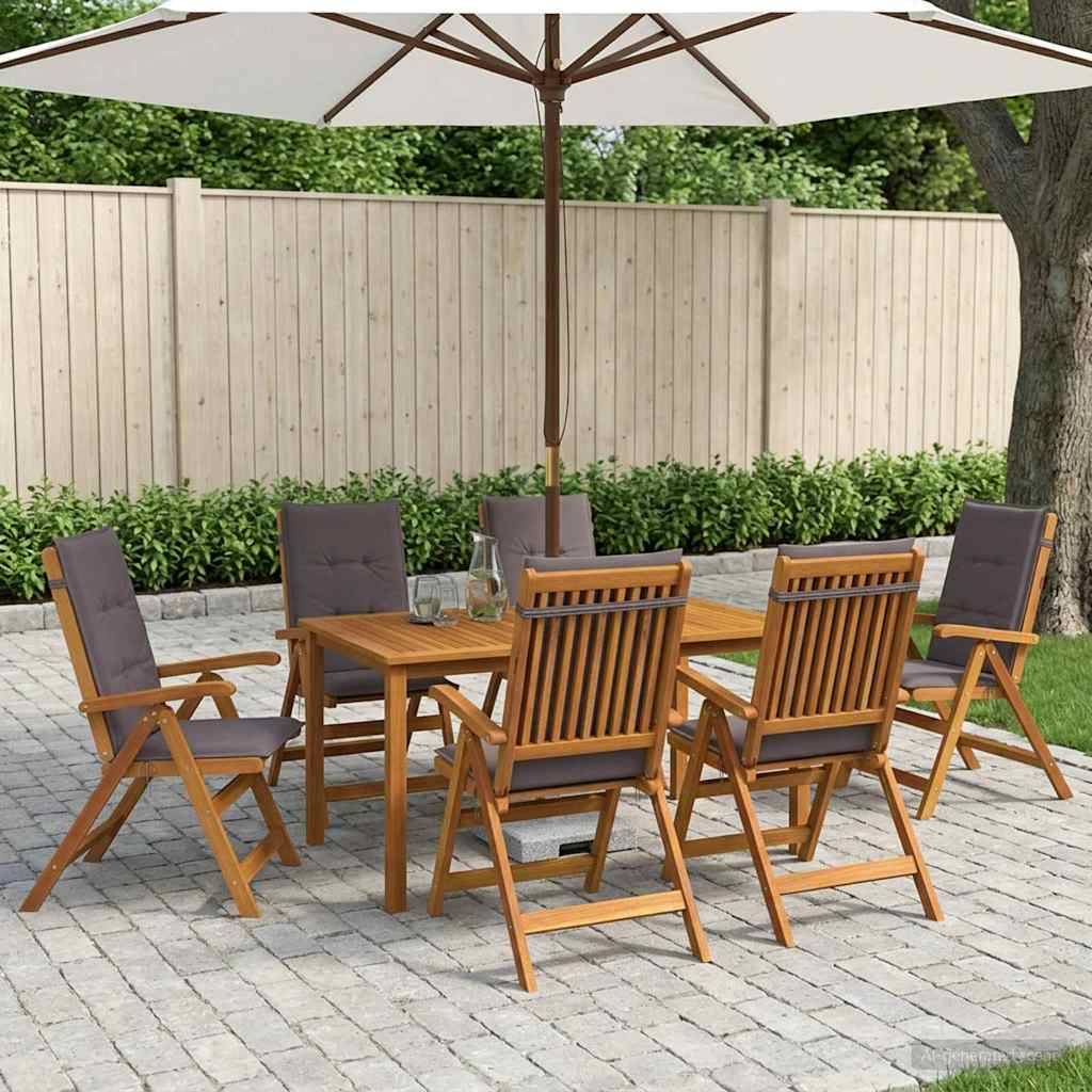 Gartenmöbel-Set für Terrassenessen mit sechs Holzstühlen und einem Tisch unter einem großen Schirm auf einer Steinterrasse, neben einer Hecke und einem Zaun.