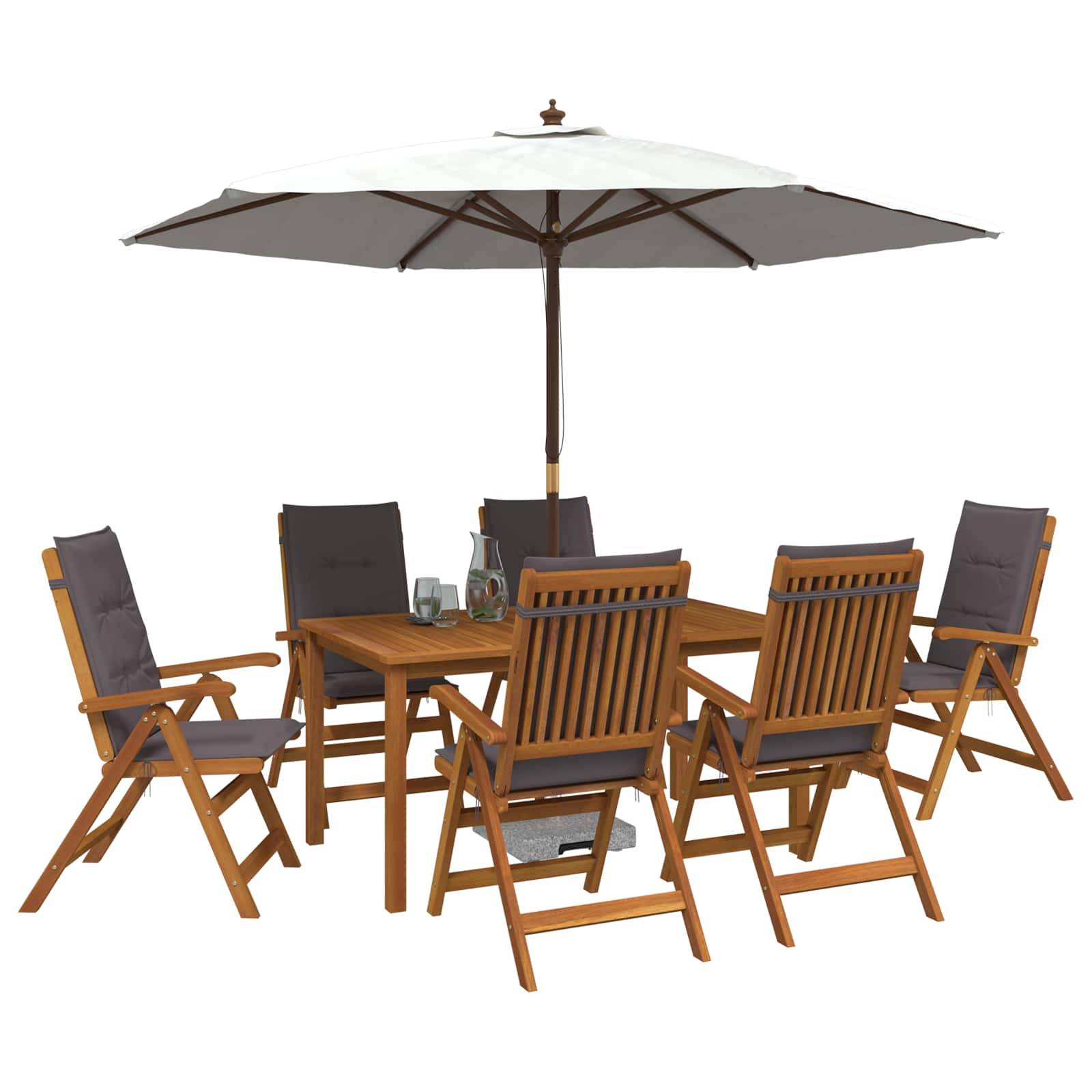 Gartenmöbel-Set für die Terrasse mit Holztisch, sechs gepolsterten Stühlen und großem weißen Sonnenschirm auf weißem Hintergrund.