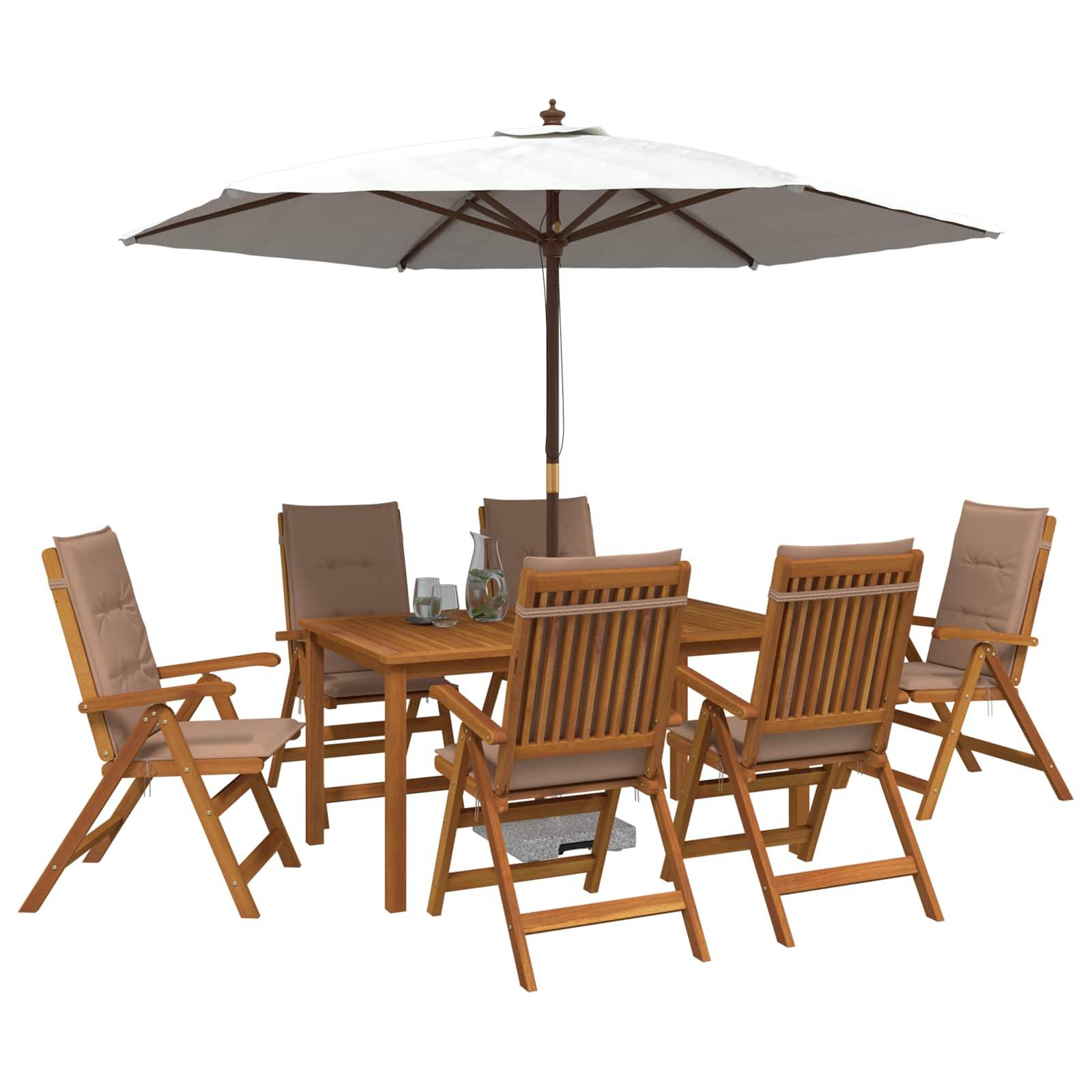 Outdoor-Holzterrassen-Esszimmer-Set mit sechs gepolsterten Stühlen um einen rechteckigen Tisch unter einem großen beigen Schirm.