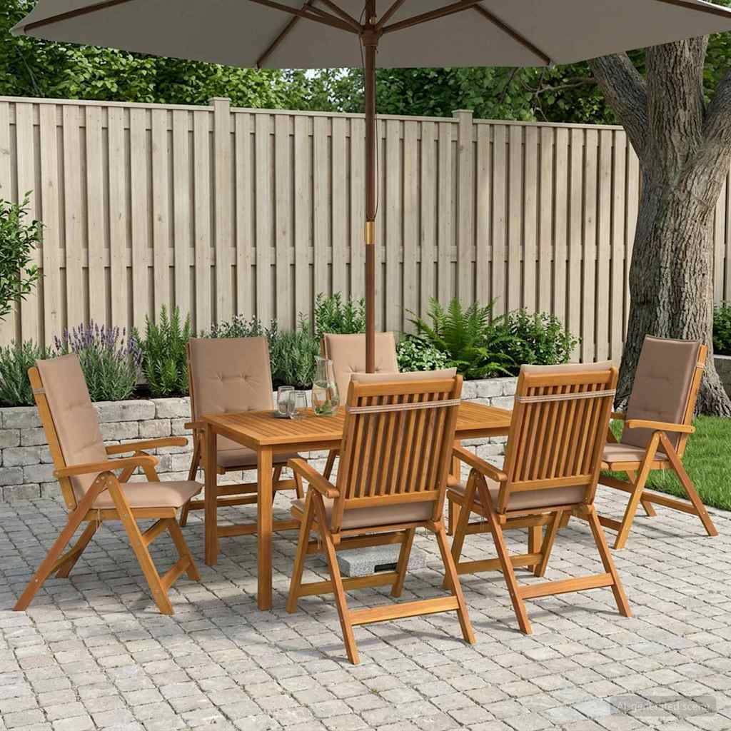 Gartenmöbel-Set mit sechs Holzstühlen um einen quadratischen Tisch unter einem großen Sonnenschirm auf einer gepflasterten Terrasse.