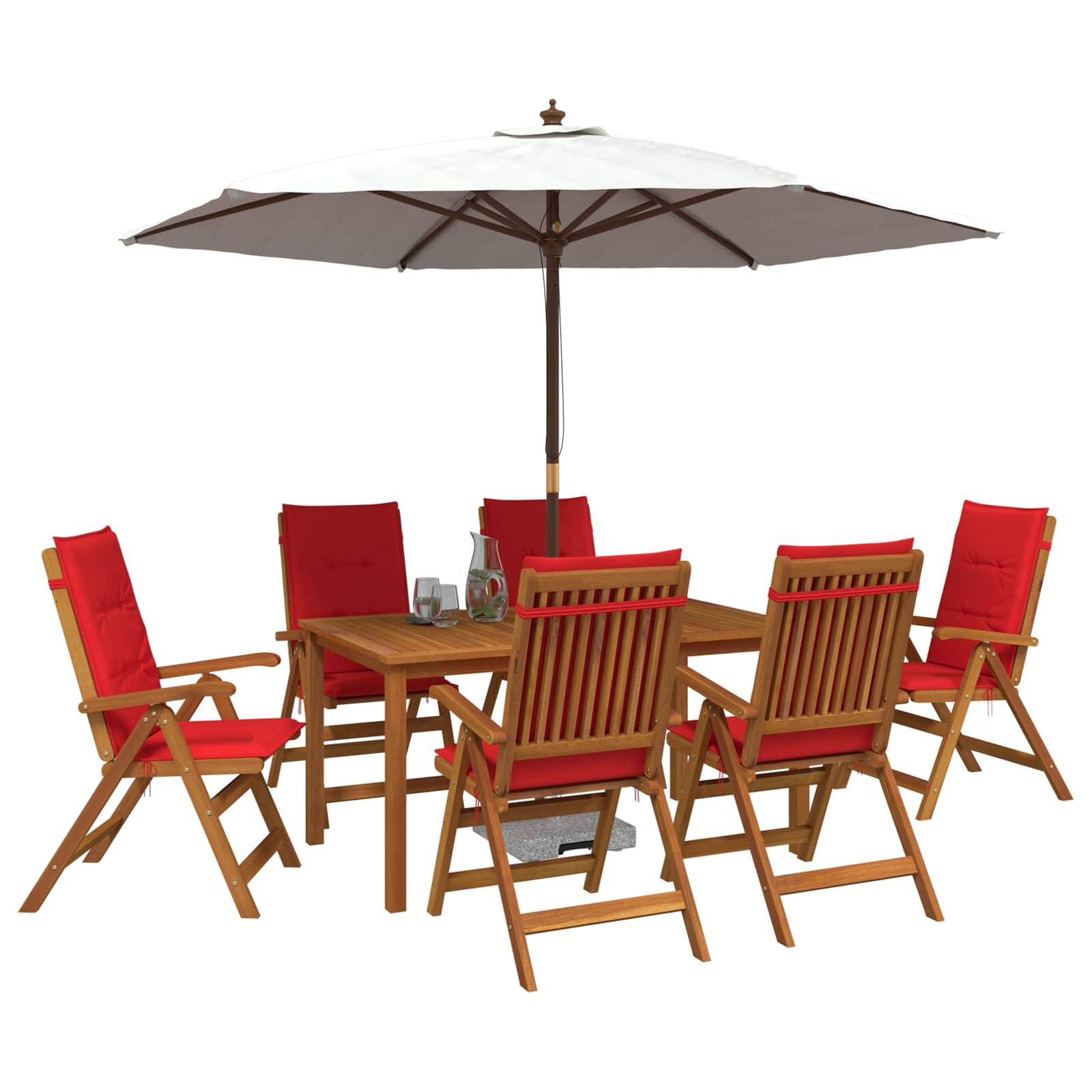 Außenterrassen-Speisesatz mit Holztisch, sechs rot gepolsterten Stühlen und einem großen weißen Sonnenschirm auf weißem Hintergrund.