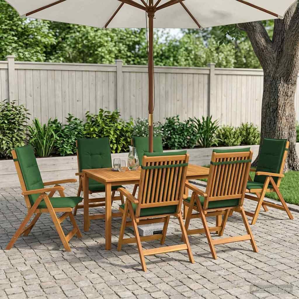 Outdoor-Terrassenmöbel-Set mit sechs Holzstühlen und einem Tisch unter einem großen Schirm auf einer gepflasterten Terrasse an einem Zaun und Gartenbegrünung.