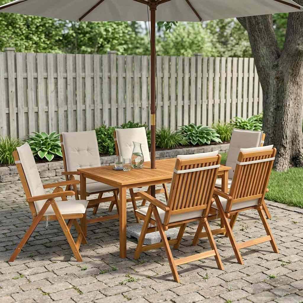 Esszimmergarnitur für die Terrasse mit sechs Holzstühlen, quadratischem Tisch und großem Schirm auf einer Steinterrasse in einem gestalteten Garten.
