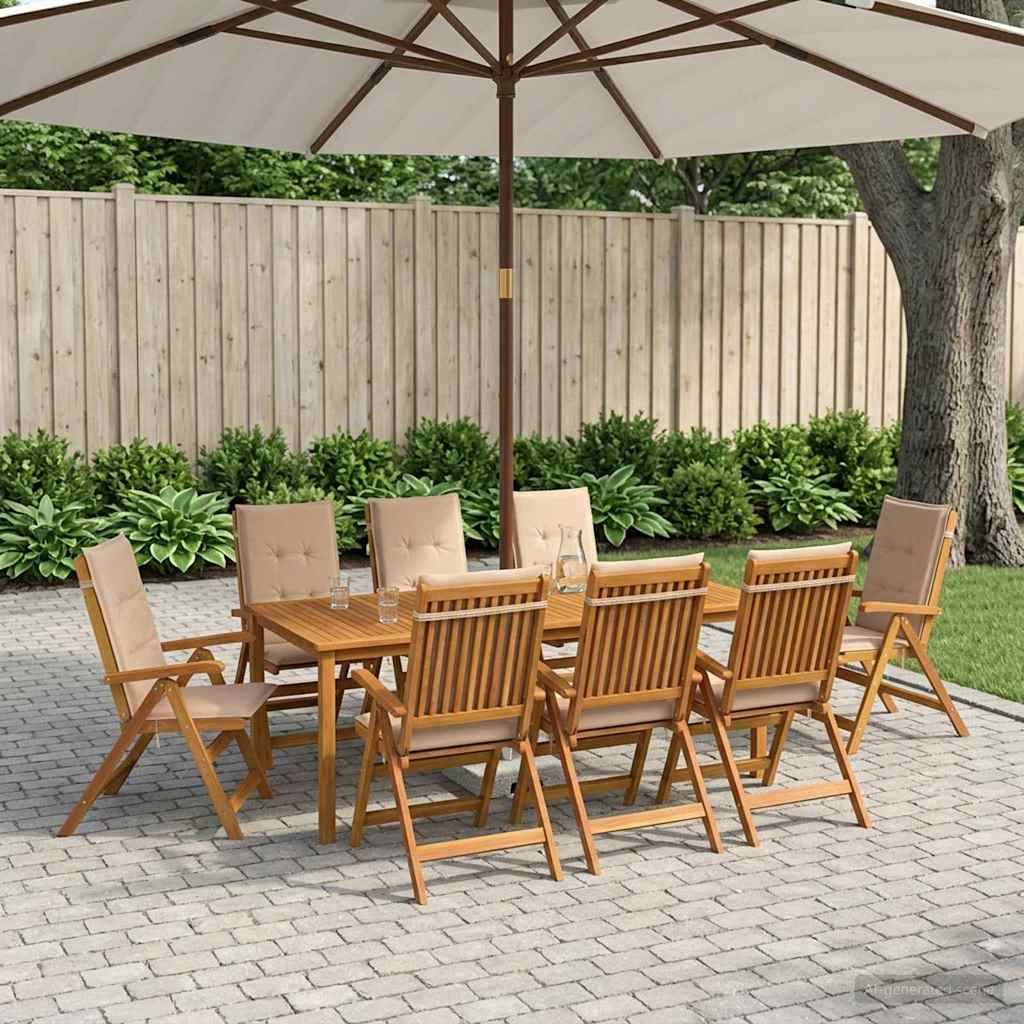Outdoor-Essecke mit Holztisch und acht Stühlen unter einem großen Sonnenschirm auf einer gepflasterten Terrasse im Hinterhof neben einem Zaun und Gartenpflanzen.