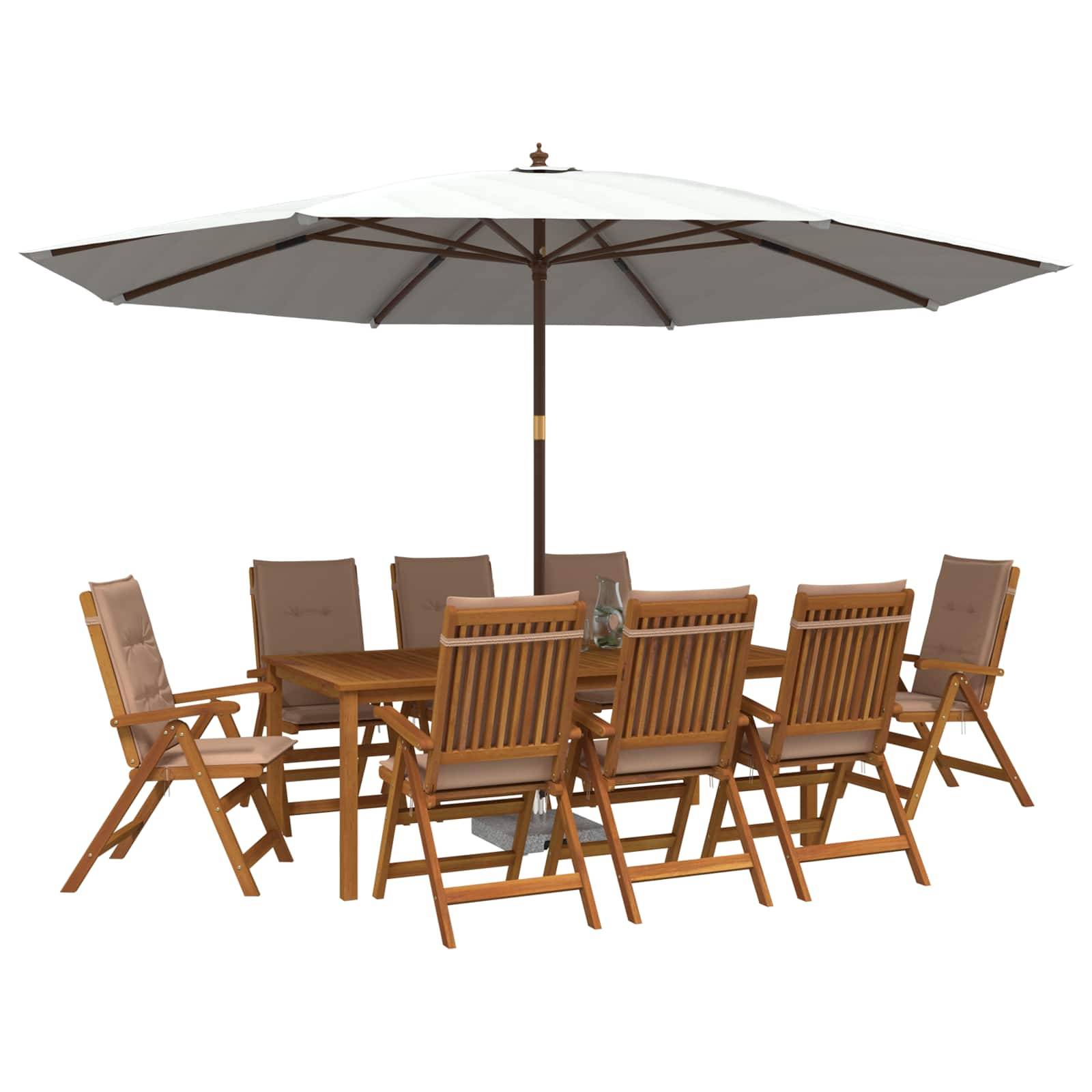 Holz-Gartenesstisch mit acht Stühlen um einen Tisch unter einem großen Terrassen-Sonnenschirm, auf weißem Hintergrund dargestellt.