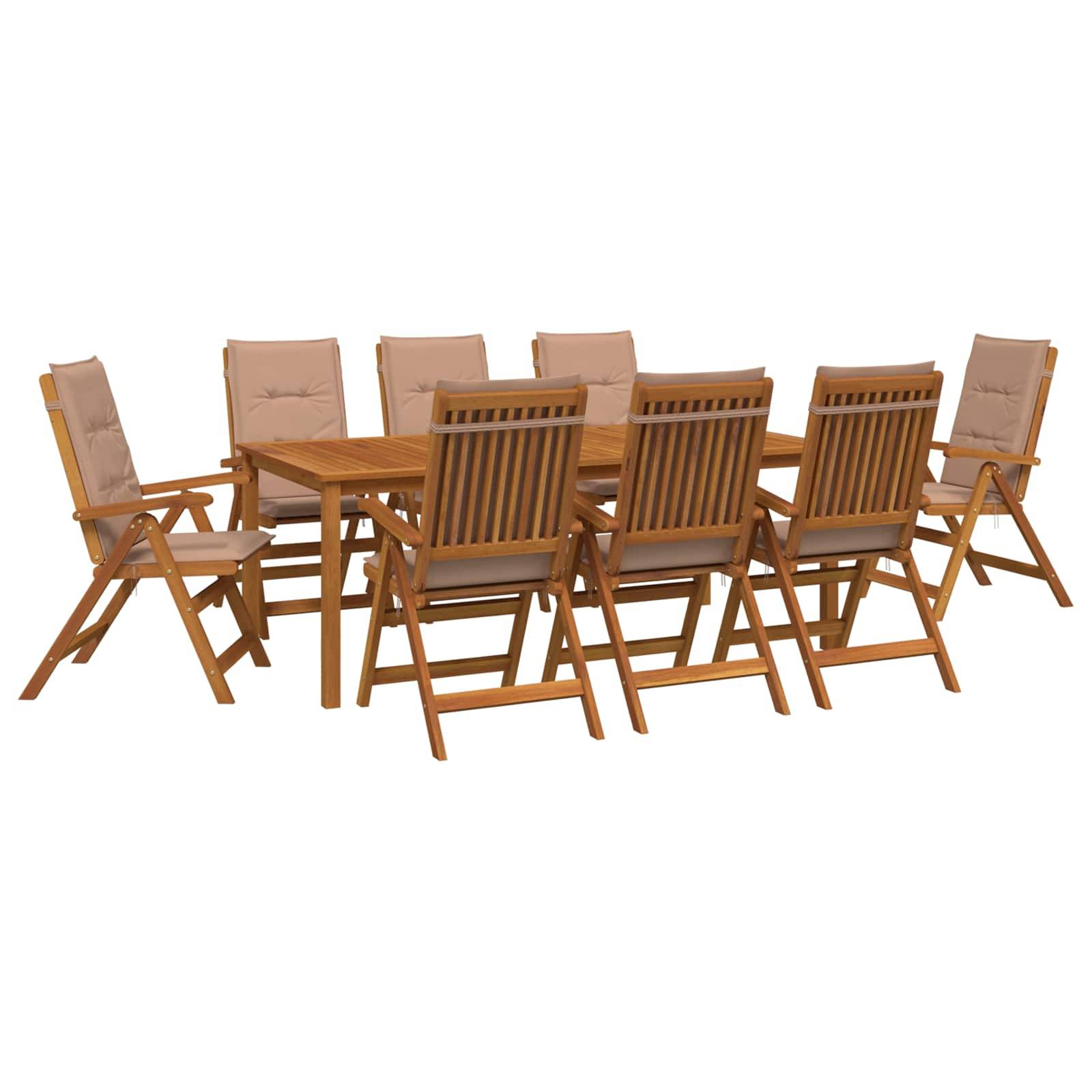 Holzgarnitur für den Außenbereich mit einem rechteckigen Tisch und acht klappbaren Stühlen mit beigen Kissen auf weißem Hintergrund.