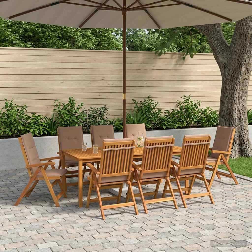 Esszimmerset für die Terrasse im Freien mit Holztisch und acht Klappstühlen unter einem großen Sonnenschirm neben einem Baum und einer Gartenmauer.